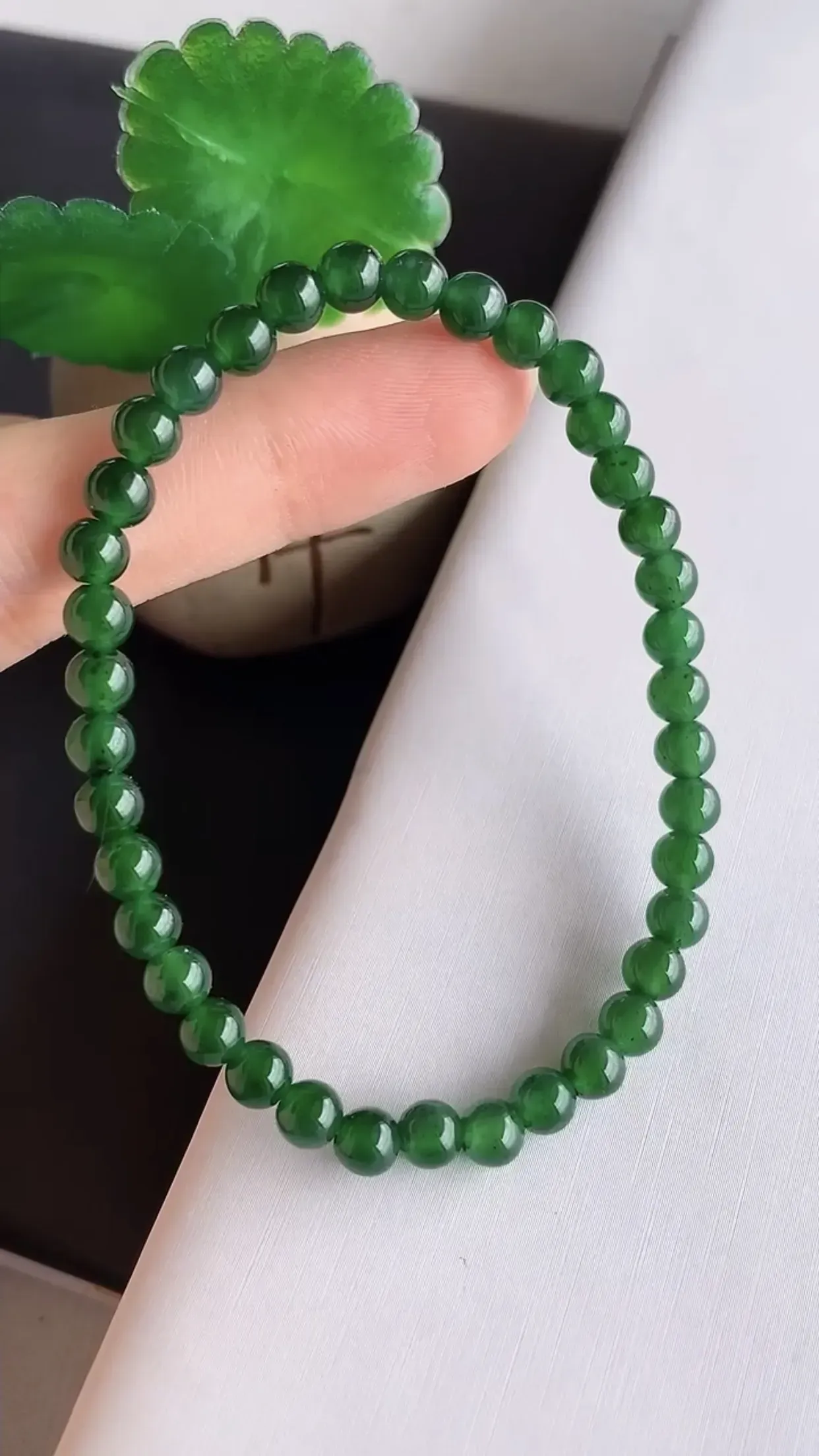 天然翡翠A货 老坑料起胶冰种满绿圆珠手串 玉质细腻 色泽鲜艳 种水好 佩戴效果佳 尺寸5×38颗mm  y7.64