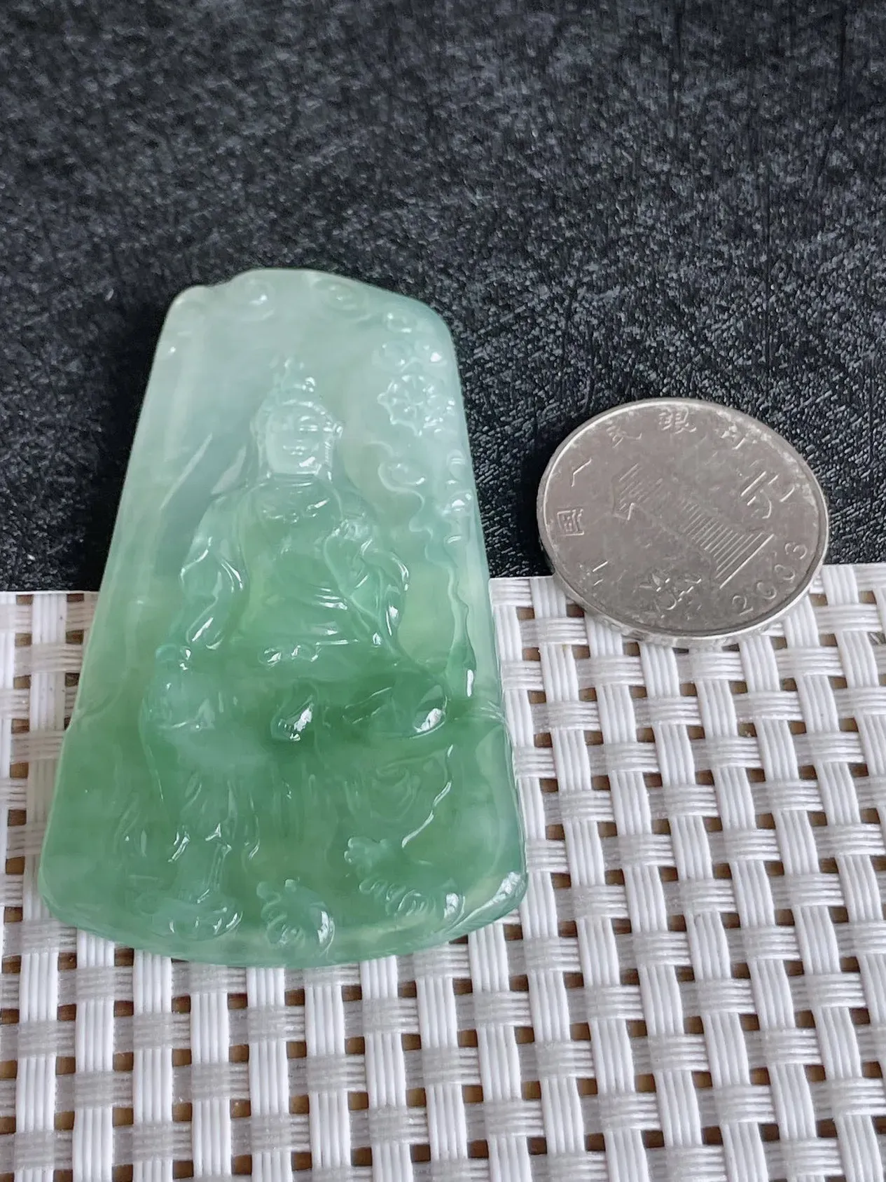 天然翡翠老坑全胶感冰种飘绿观音菩萨吊坠，尺寸:65.8-37-4.5mm，种水足 雕工精细，重量:25.80g