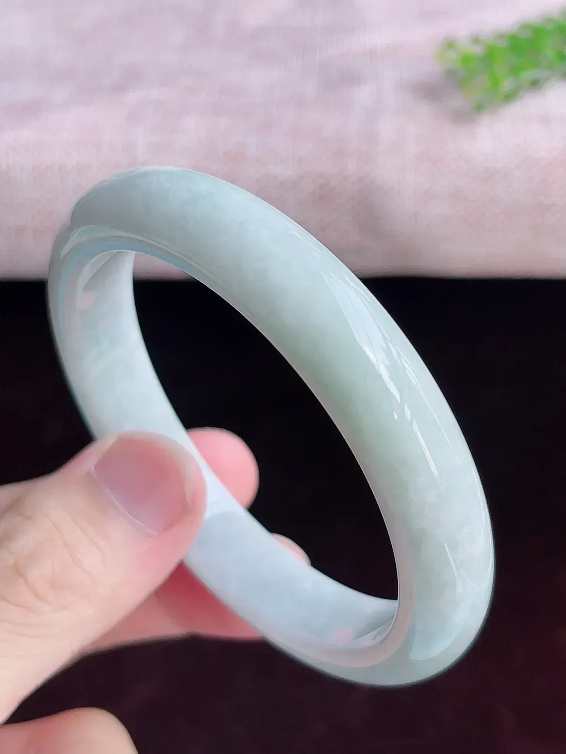 正圈59圈口   A货翡翠精美水润翡翠手镯  水头足，水润细腻，色泽清新自然，优雅灵动，清爽秀气，上手高贵漂亮，E726.28（自然光欣赏 阳台自然光实拍）尺寸59-12-8.5mm