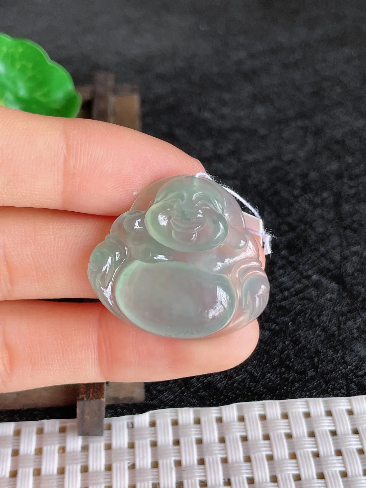 天然翡翠老坑全胶感冰种满绿佛公吊坠，尺寸:25-27.8-5.2mm，种水足 雕工精细，重量:6.00g