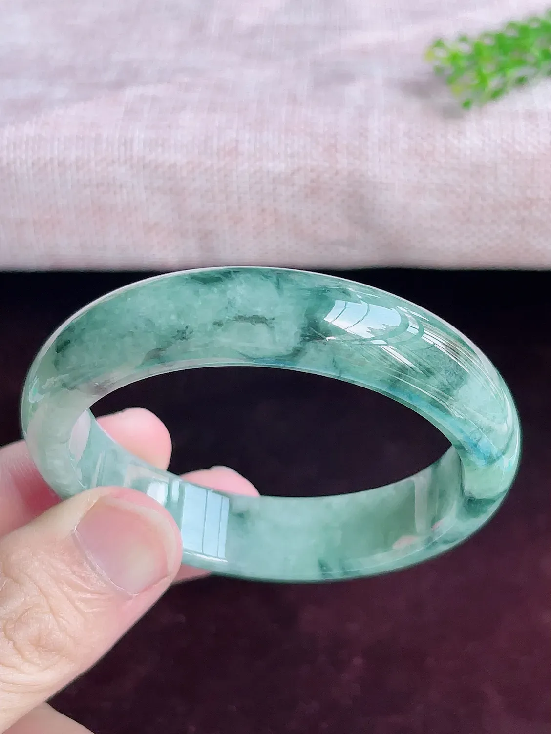 正圈56圈口   A货翡翠精美水润飘花翡翠手镯  飘花灵动飘逸  水头足，水润细腻，色泽清新自然，优雅灵动，清爽秀气，上手高贵漂亮，E726.28（自然光欣赏 阳台自然光实拍）尺寸56-13.5-7.8mm