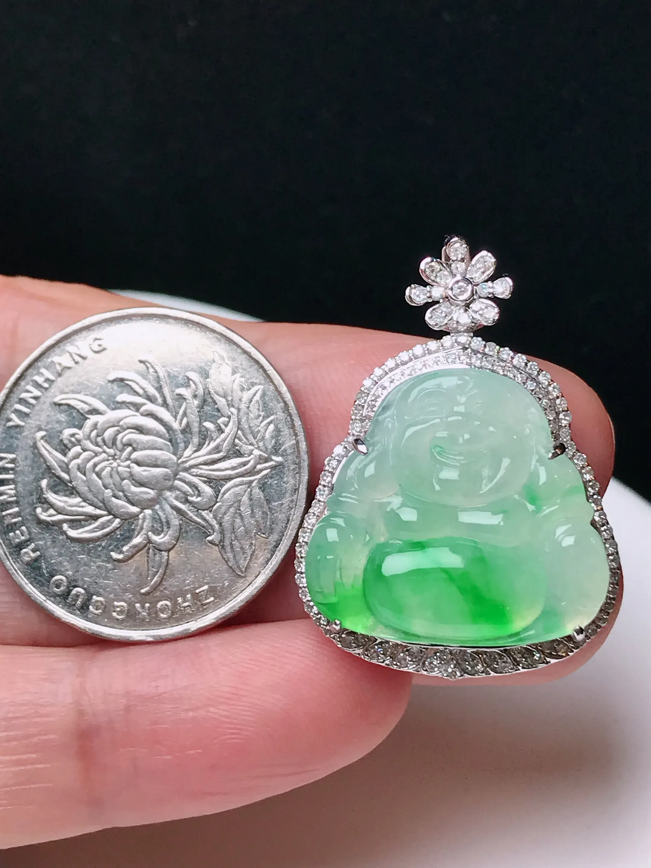 严选推荐 佛公，老坑冰种飘阳绿佛公挂件，18k金钻镶嵌，雕工精细，线条流畅，品相出众。种水很好，盈润通透，晶体结构致密，起强玻璃光泽。颜色清爽干净，色泽纯正，美感十足。收藏传承级佳品，高性价比，值得入手，裸石尺寸19.1-20.8毫米