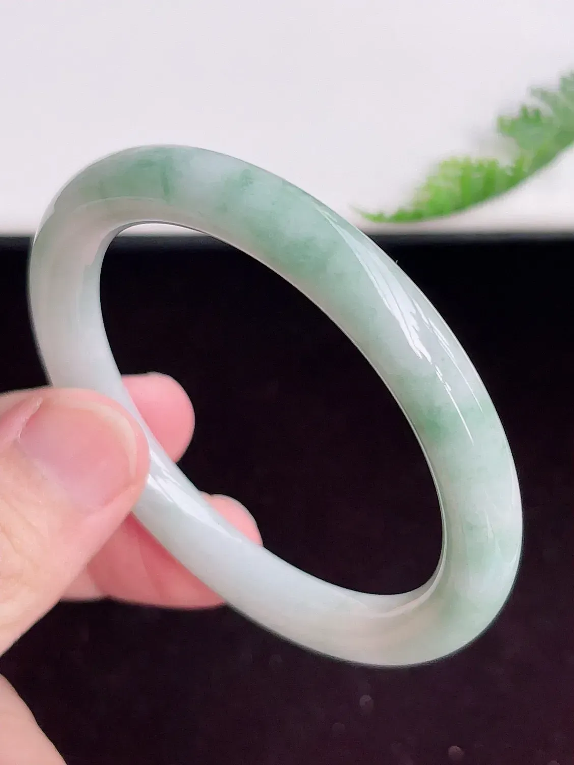 缅甸翡翠圆条手镯54mm  冰润飘花圆条翡翠手镯，玉质细腻水润，色泽清秀亮丽，飘花灵动  上手高贵典雅，W70.27     尺寸：54-8.2mm