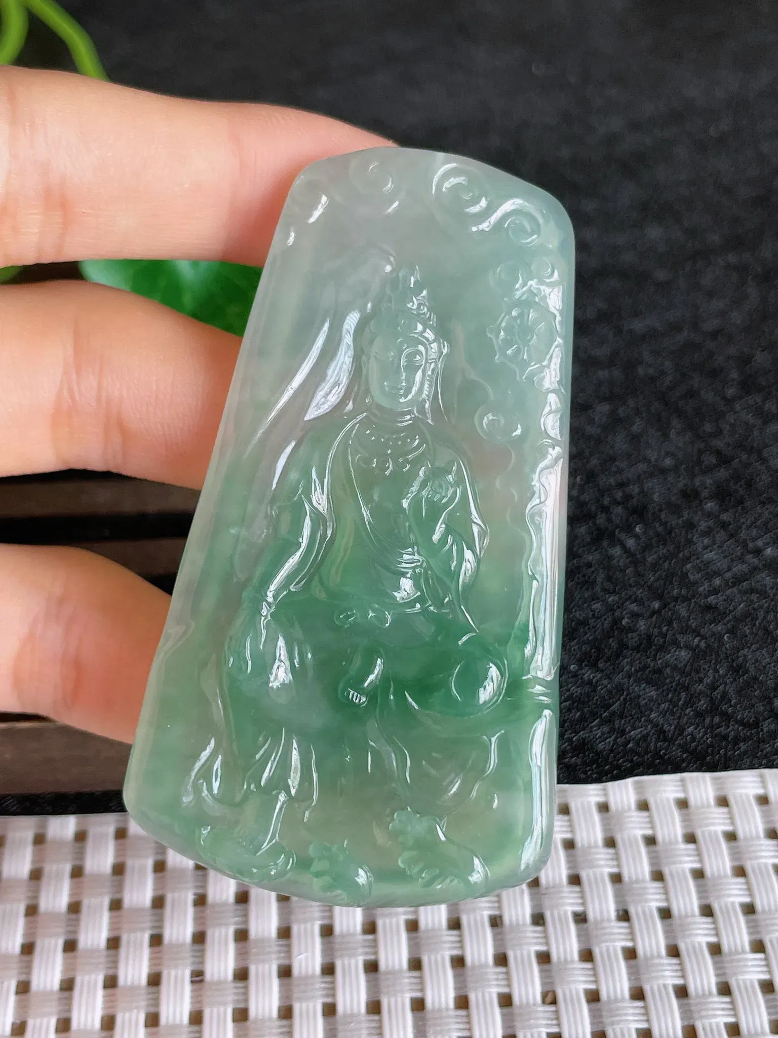 天然翡翠老坑全胶感冰种飘绿观音菩萨吊坠，尺寸:65.8-37-4.5mm，种水足 雕工精细，重量:25.80g