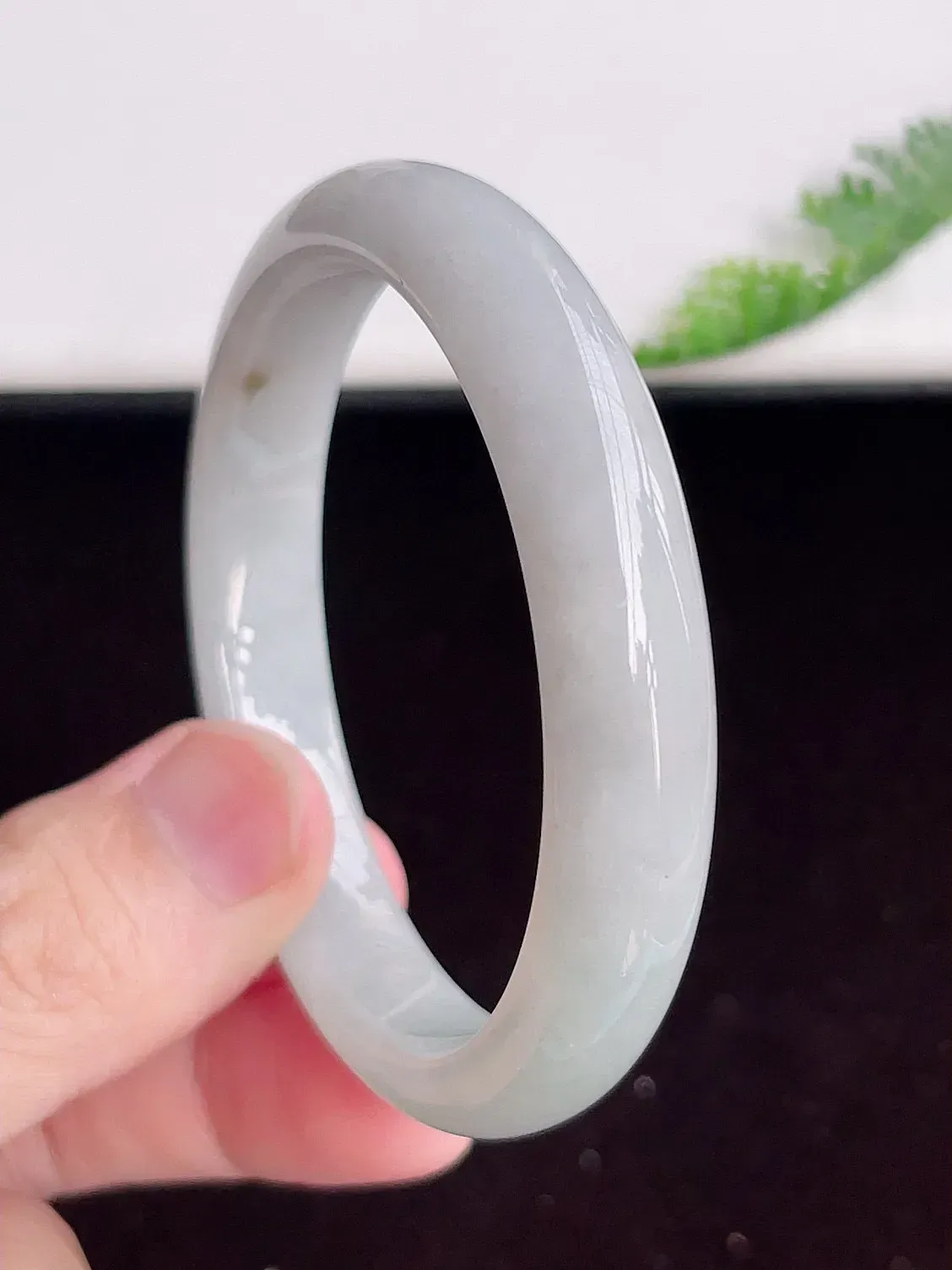 自然光实拍，57mm 冰润翡翠手镯，玉质冰润细腻，种水足，料子老，质感好，冰清玉洁，佩戴效果迷人，W207.27  尺寸：57-11.3-7.2mm