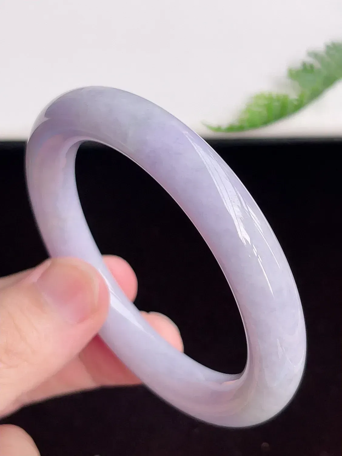 缅甸翡翠圆条手镯56mm  冰润紫罗兰圆条翡翠手镯，玉质细腻水润，色泽清秀亮丽，飘花灵动  上手高贵典雅，W207.27  尺寸：56-10.8mm