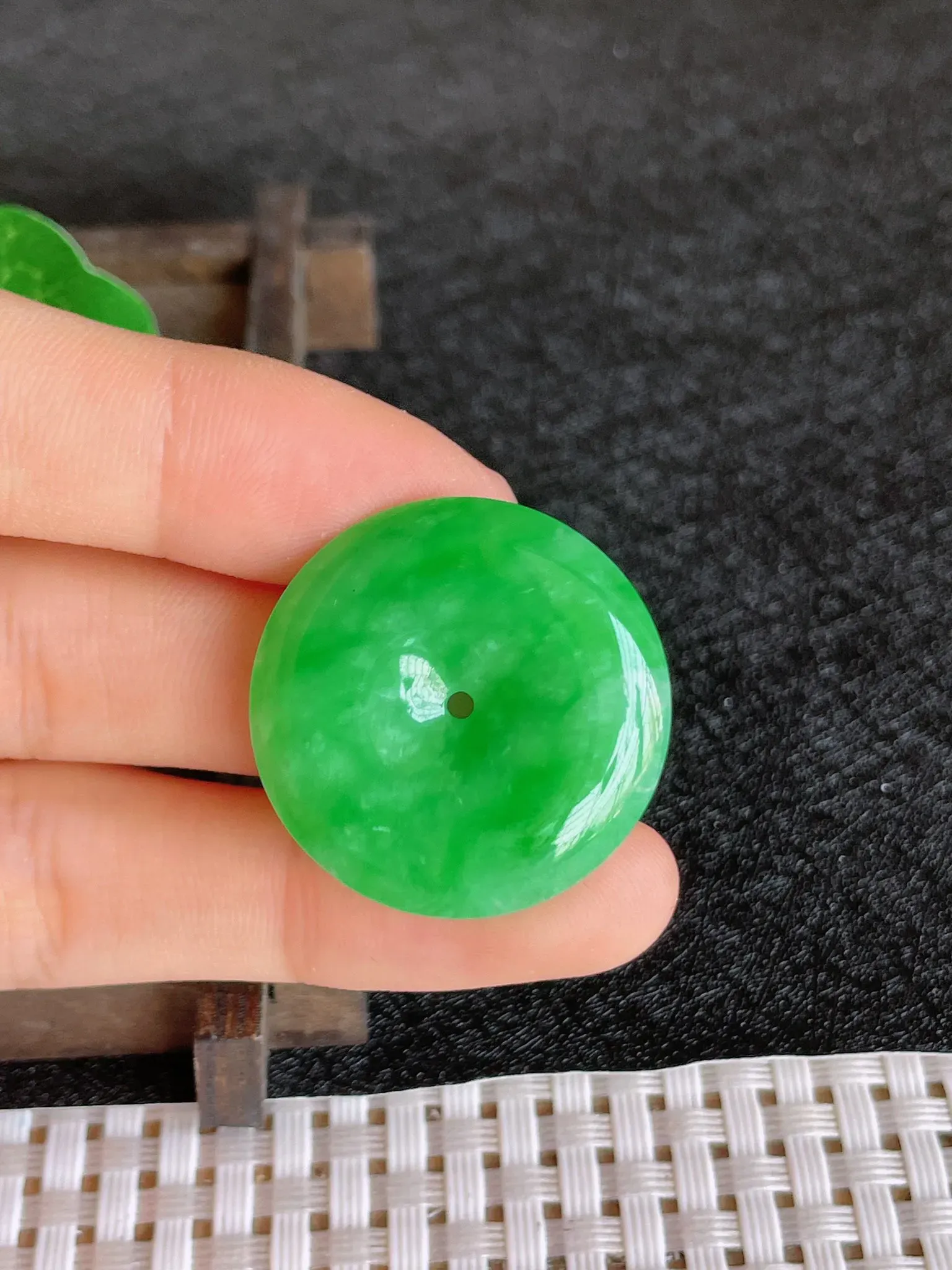 天然翡翠老坑全胶感冰糯种满绿平安扣吊坠，尺寸:26.5-5.3mm，种水足 雕工精细，重量:8.00g