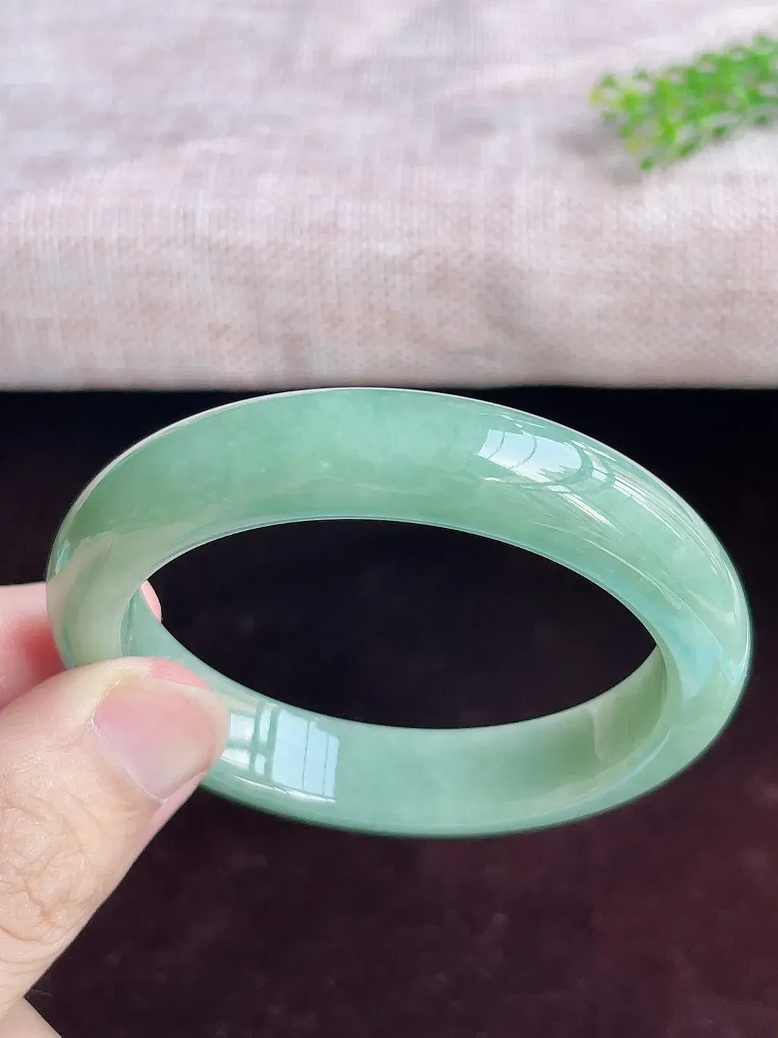 正圈56圈口   A货翡翠精美水润浅绿翡翠手镯  水头足，水润细腻，色泽清新自然，优雅灵动，清爽秀气，上手高贵漂亮，E726.28（自然光欣赏 阳台自然光实拍）尺寸56-12.6-8.5mm