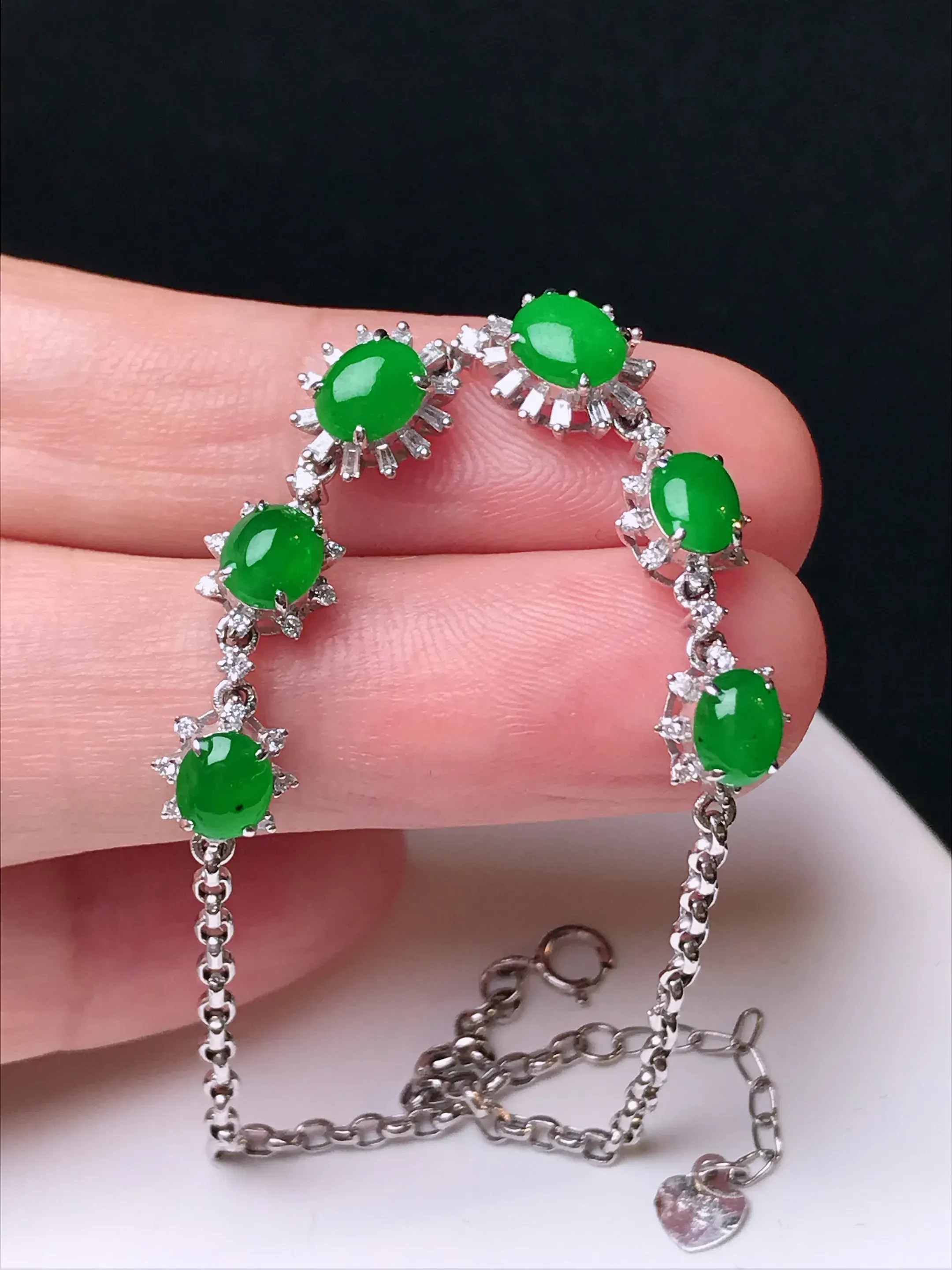 严选推荐手链，老坑冰种满色阳绿蛋面手链，18k金镶嵌而成，品相佳，佩戴效果出众，尽显气质。种水很好，盈润通透，起强玻璃光泽。色泽纯正，相当漂亮。高性价比，值得入手品鉴。裸石尺寸约5.8-4.5毫米