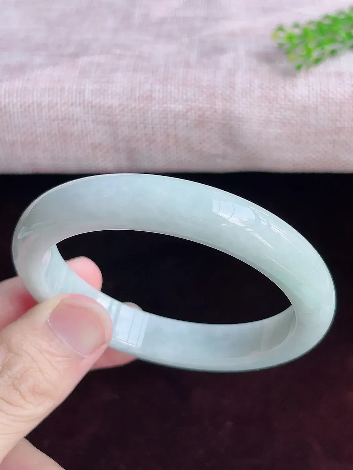 正圈59圈口   A货翡翠精美水润翡翠手镯  水头足，水润细腻，色泽清新自然，优雅灵动，清爽秀气，上手高贵漂亮，E726.28（自然光欣赏 阳台自然光实拍）尺寸59-12-8.5mm