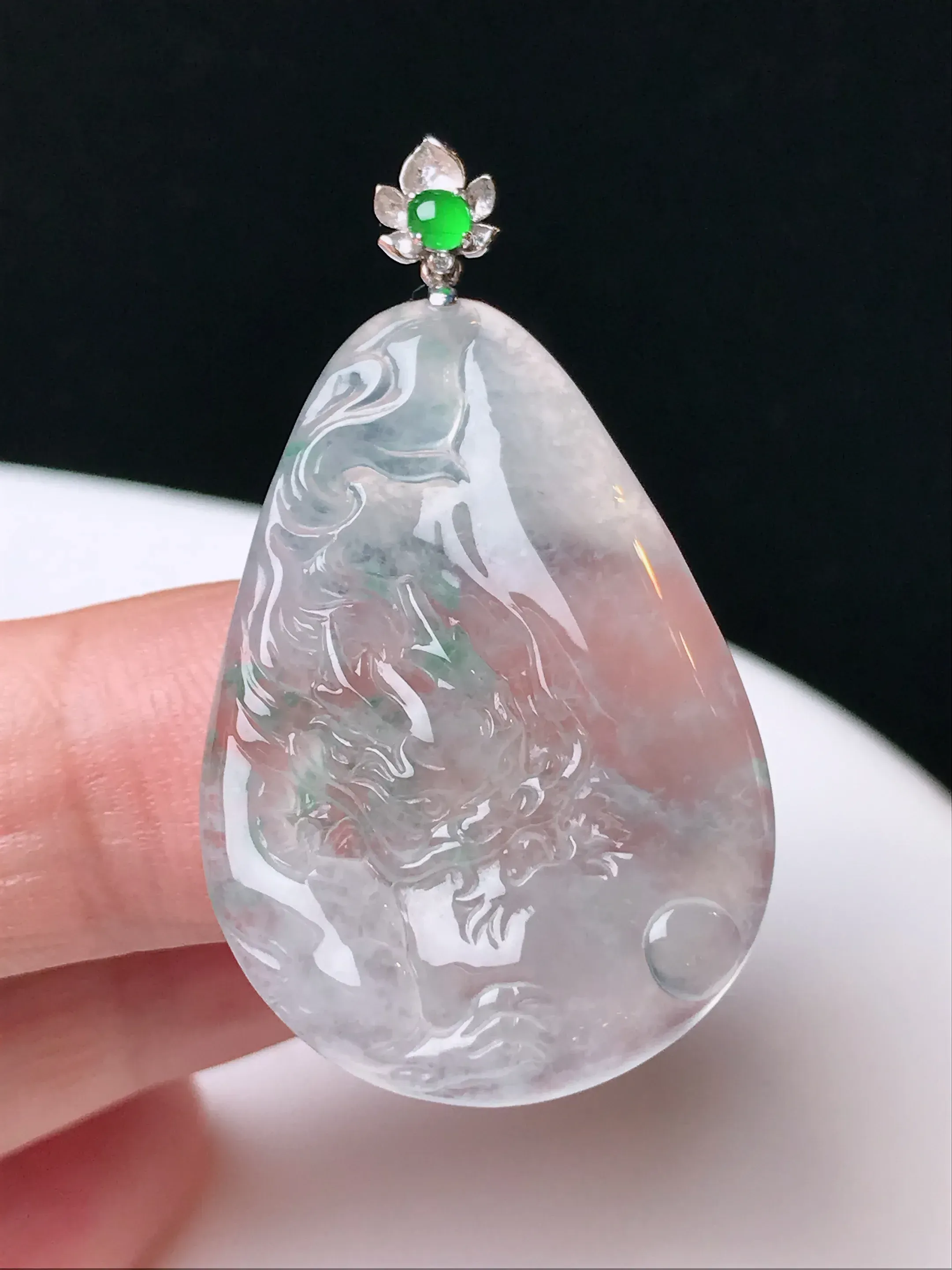 严选推荐 龙牌，老坑玻璃种龙牌吊坠，种水上乘，冰感十足，盈润通透，起钢性，起强玻璃光泽。颜色清爽干净，色泽纯正。作品雕工精细，品相佳。高性价比，值得入手。裸石规格约31.9-22.5-3.8毫米