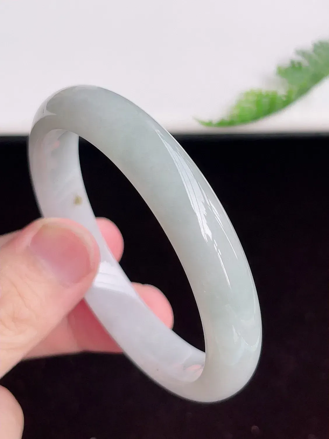 自然光实拍，57mm 冰润翡翠手镯，玉质冰润细腻，种水足，料子老，质感好，冰清玉洁，佩戴效果迷人，W207.27  尺寸：57-11.3-7.2mm