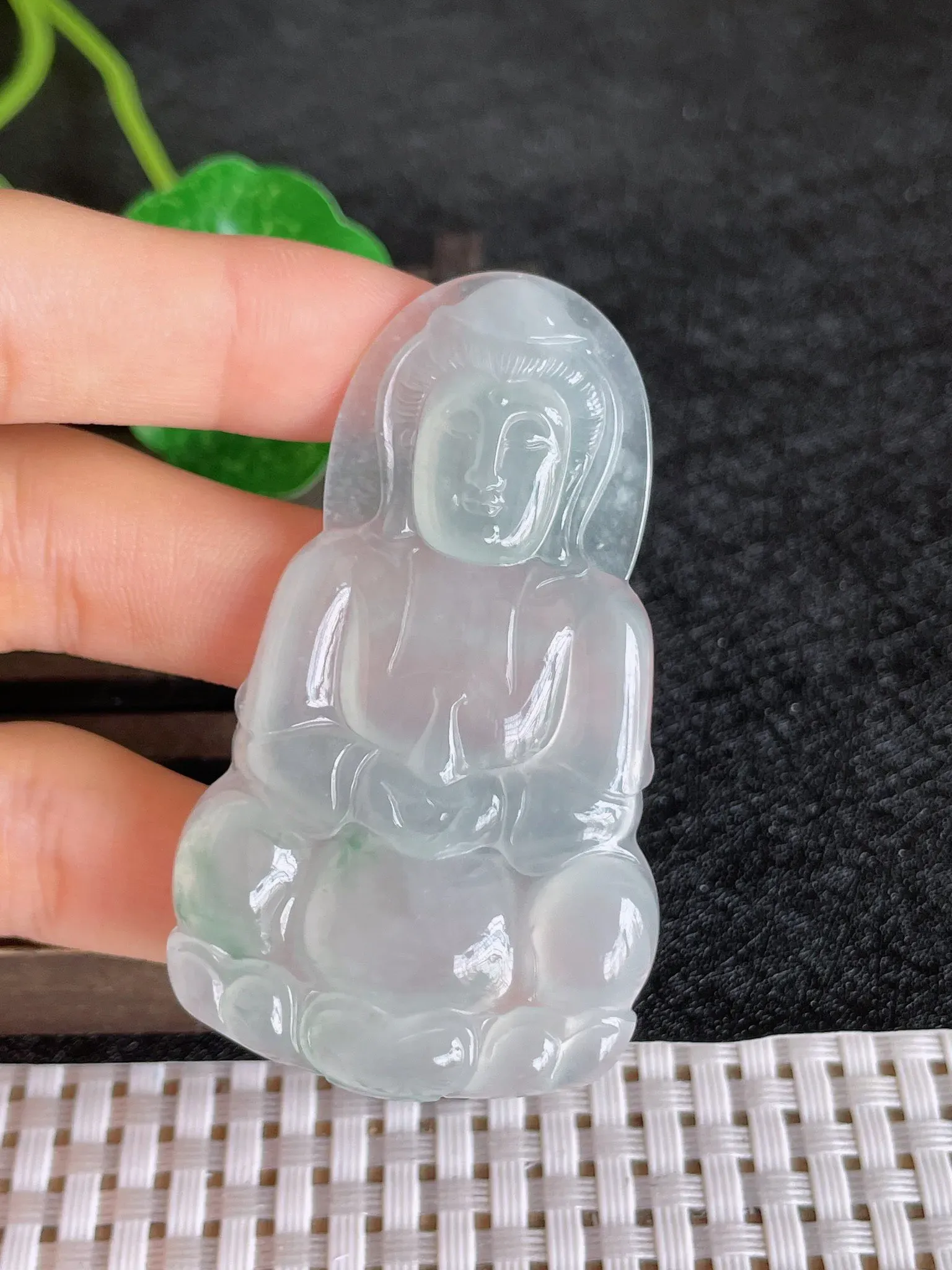 天然翡翠老坑全胶感冰种飘花正装观音吊坠，尺寸:58.7-34-5mm，种水足 雕工精细，重量:18.00g