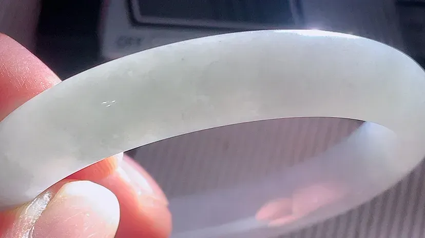 自然光实拍，57mm 冰润翡翠手镯，玉质冰润细腻，种水足，料子老，质感好，冰清玉洁，佩戴效果迷人，W207.27  尺寸：57-11.3-7.2mm