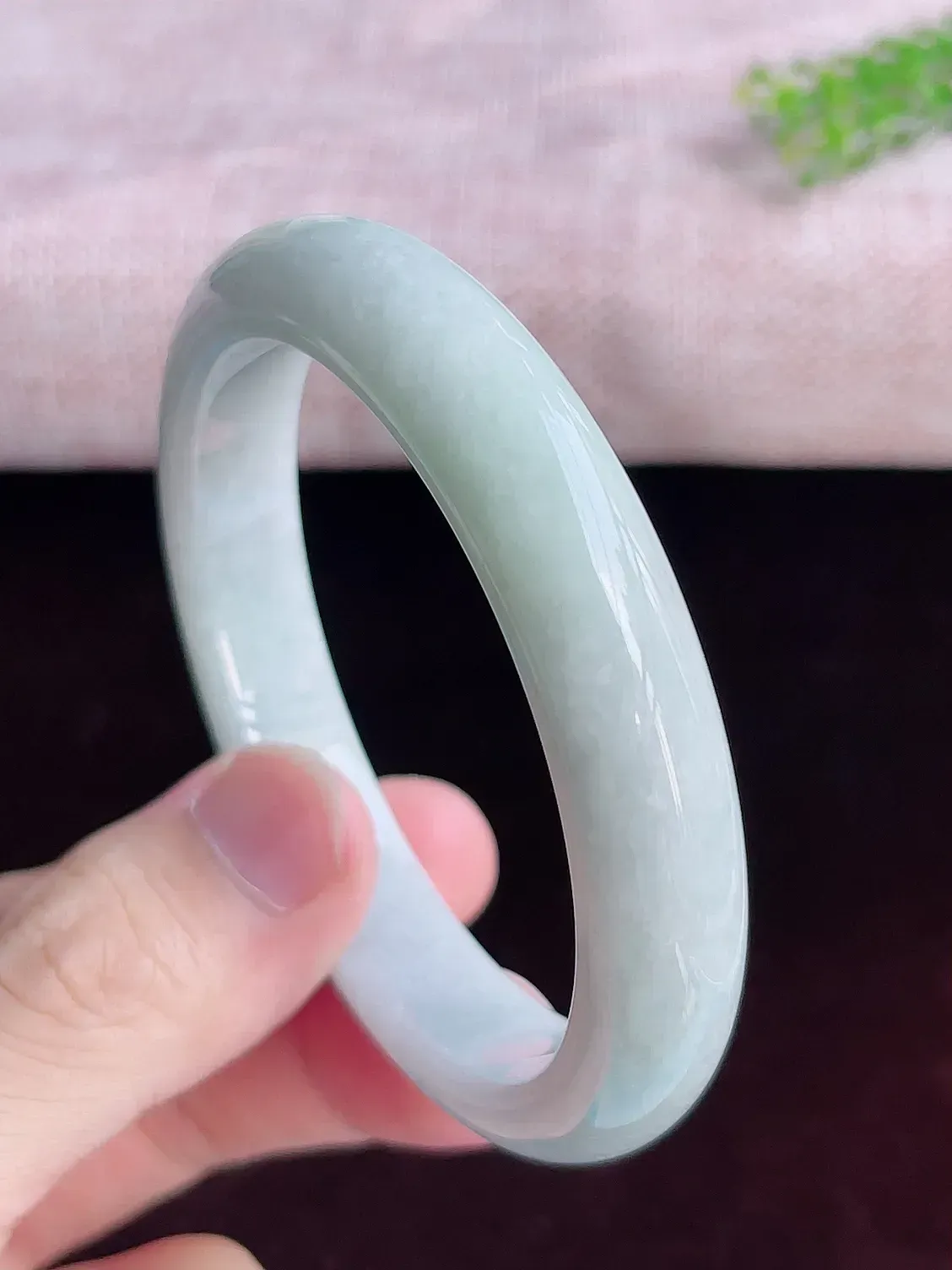 正圈59圈口   A货翡翠精美水润翡翠手镯  水头足，水润细腻，色泽清新自然，优雅灵动，清爽秀气，上手高贵漂亮，E726.28（自然光欣赏 阳台自然光实拍）尺寸59-12-8.5mm