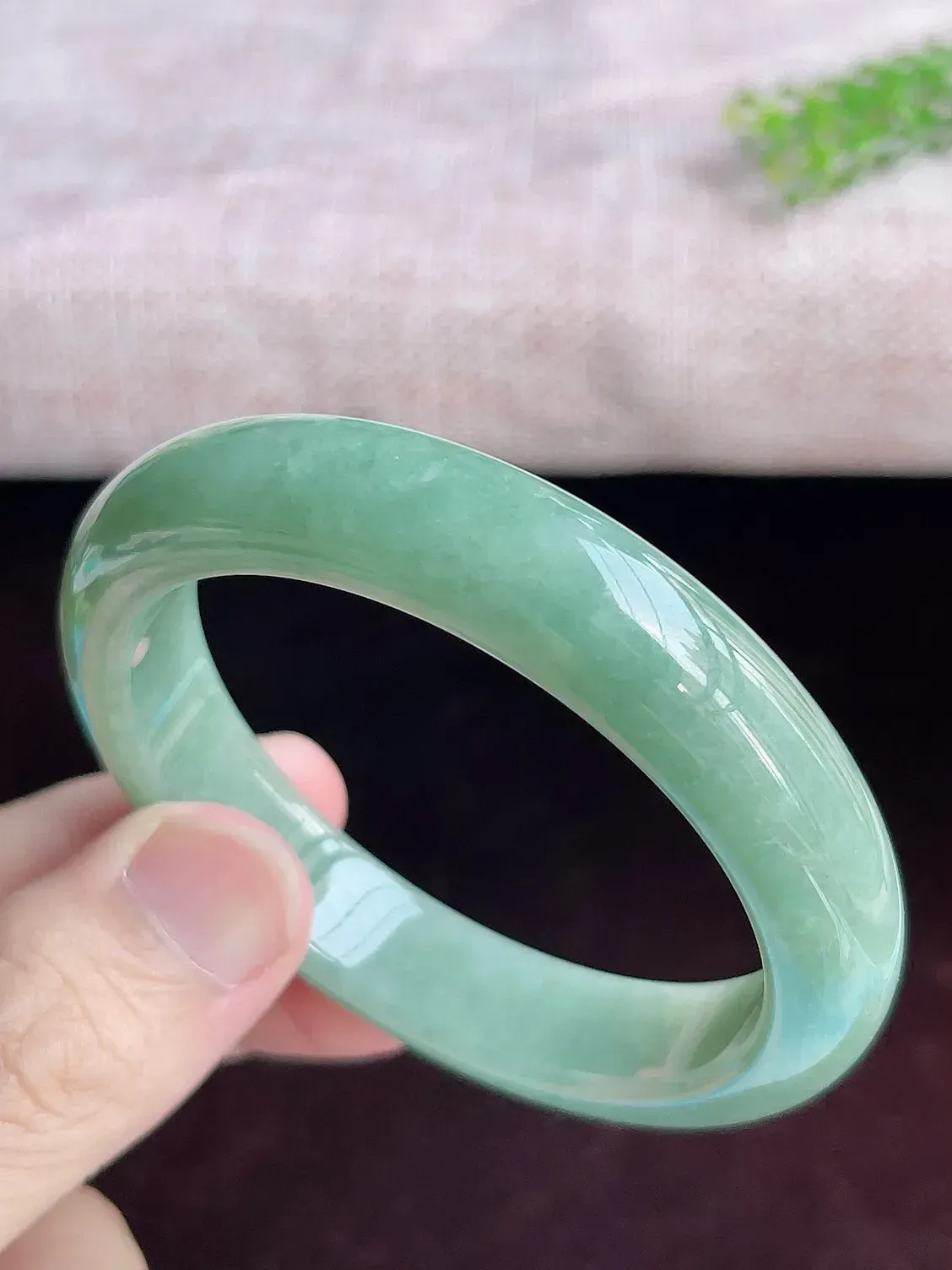 正圈56圈口   A货翡翠精美水润浅绿翡翠手镯  水头足，水润细腻，色泽清新自然，优雅灵动，清爽秀气，上手高贵漂亮，E726.28（自然光欣赏 阳台自然光实拍）尺寸56-12.6-8.5mm