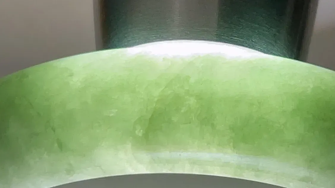 正圈56圈口   A货翡翠精美水润浅绿翡翠手镯  水头足，水润细腻，色泽清新自然，优雅灵动，清爽秀气，上手高贵漂亮，E726.28（自然光欣赏 阳台自然光实拍）尺寸56-12.6-8.5mm