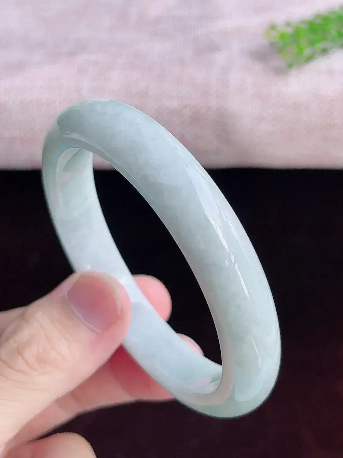 正圈59圈口   A货翡翠精美水润翡翠手镯  水头足，水润细腻，色泽清新自然，优雅灵动，清爽秀气，上手高贵漂亮，E726.28（自然光欣赏 阳台自然光实拍）尺寸59-12-8.5mm