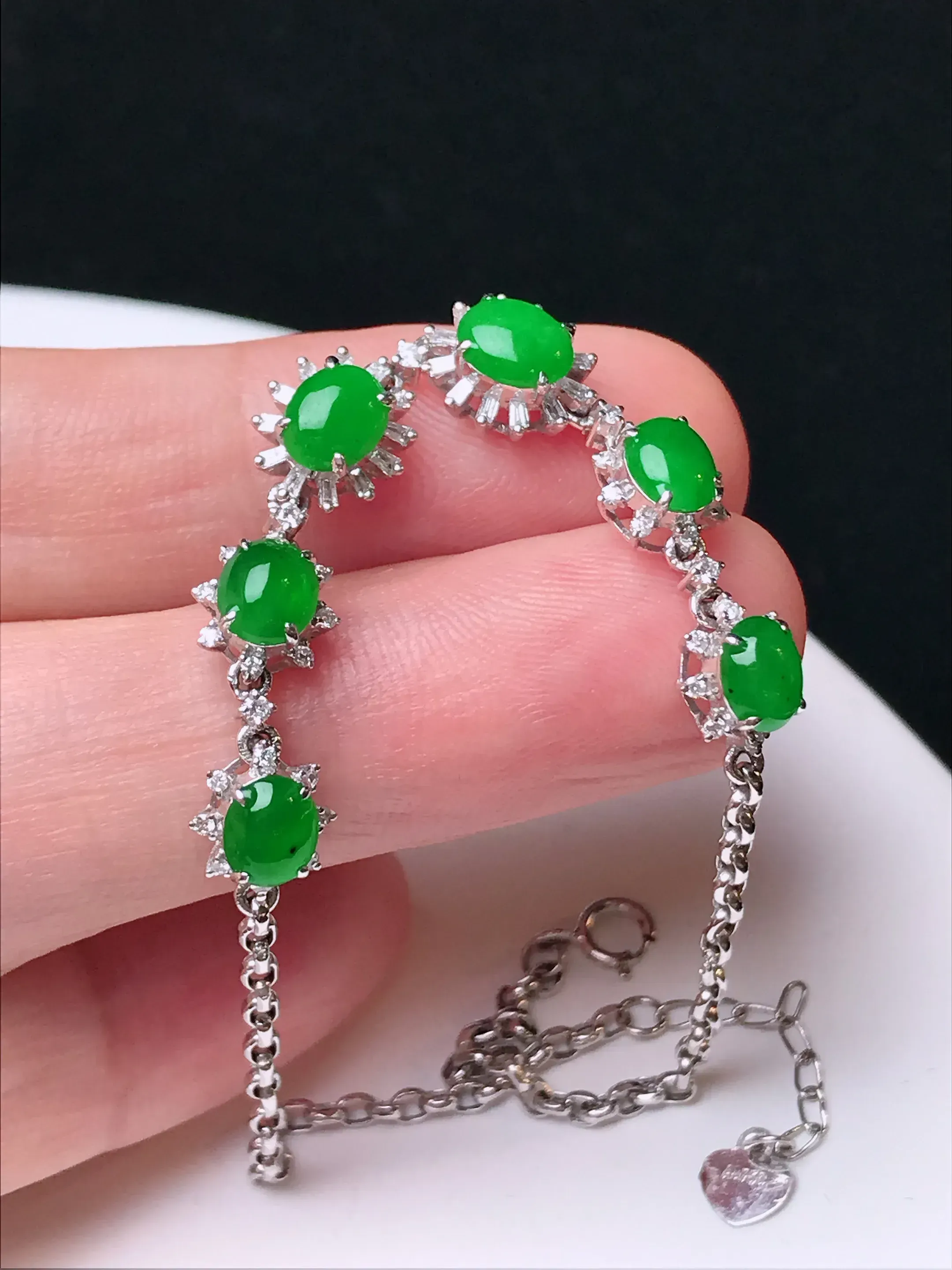 严选推荐手链，老坑冰种满色阳绿蛋面手链，18k金镶嵌而成，品相佳，佩戴效果出众，尽显气质。种水很好，盈润通透，起强玻璃光泽。色泽纯正，相当漂亮。高性价比，值得入手品鉴。裸石尺寸约5.8-4.5毫米