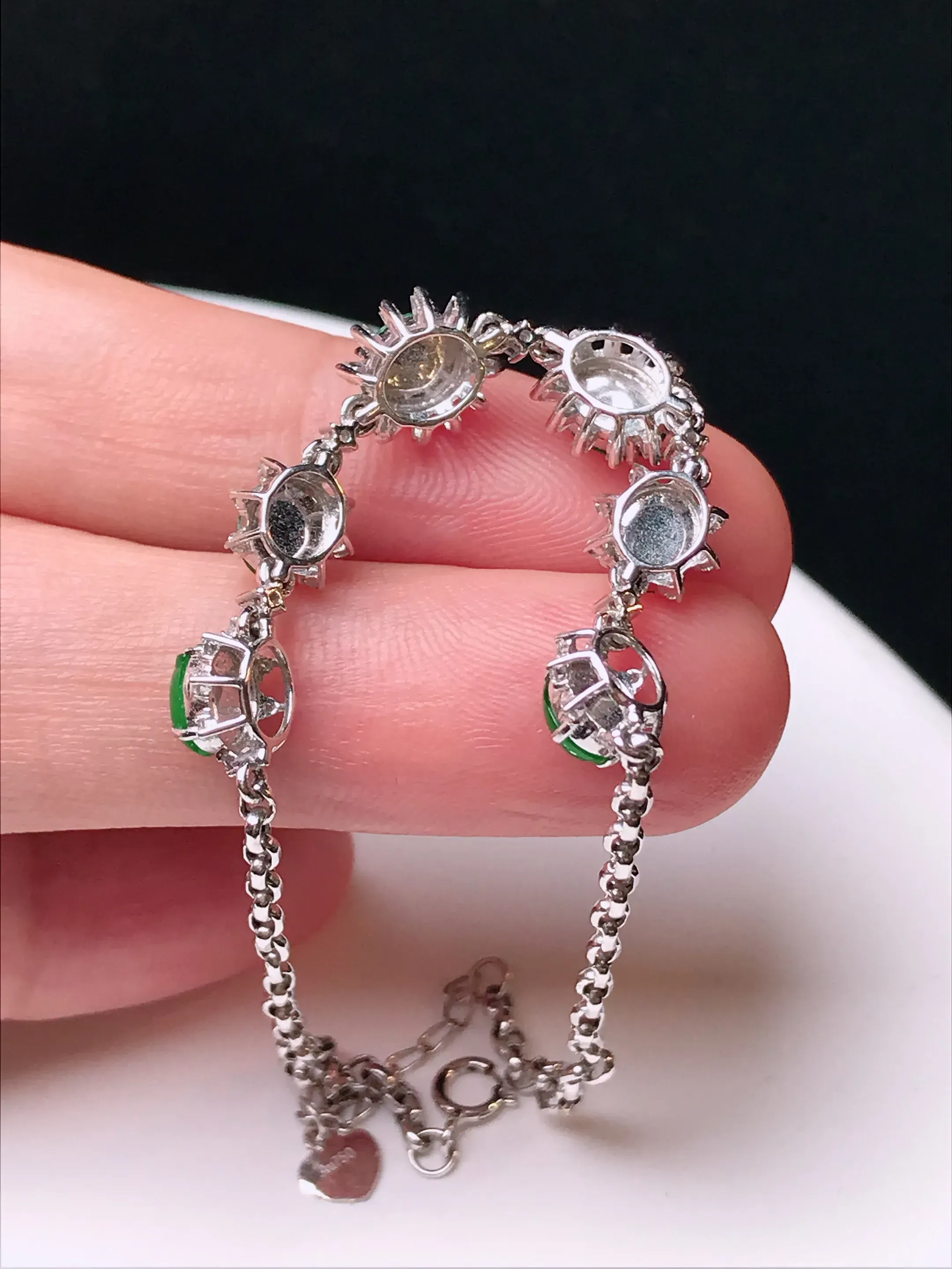 严选推荐手链，老坑冰种满色阳绿蛋面手链，18k金镶嵌而成，品相佳，佩戴效果出众，尽显气质。种水很好，盈润通透，起强玻璃光泽。色泽纯正，相当漂亮。高性价比，值得入手品鉴。裸石尺寸约5.8-4.5毫米