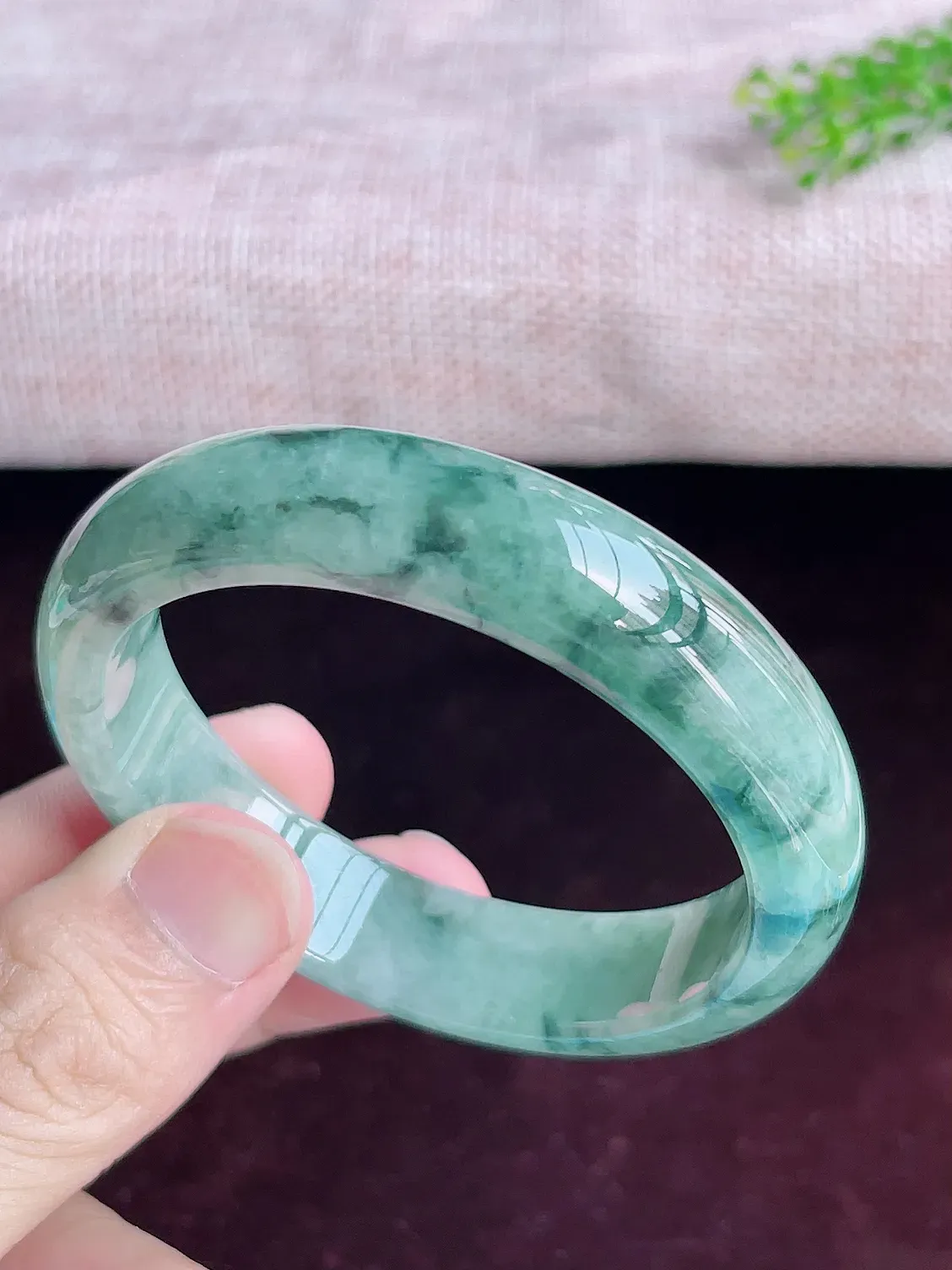正圈56圈口   A货翡翠精美水润飘花翡翠手镯  飘花灵动飘逸  水头足，水润细腻，色泽清新自然，优雅灵动，清爽秀气，上手高贵漂亮，E726.28（自然光欣赏 阳台自然光实拍）尺寸56-13.5-7.8mm
