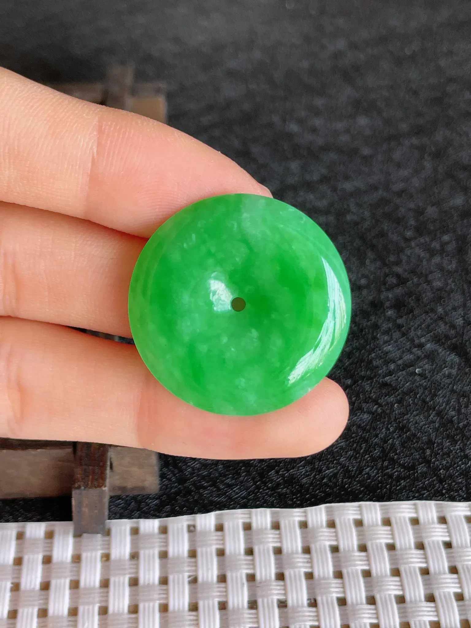 天然翡翠老坑全胶感冰糯种满绿平安扣吊坠，尺寸:26.5-5.3mm，种水足 雕工精细，重量:8.00g