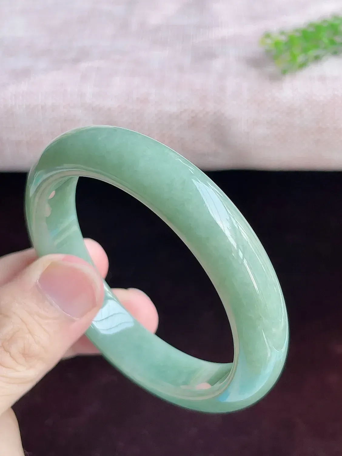 正圈56圈口   A货翡翠精美水润浅绿翡翠手镯  水头足，水润细腻，色泽清新自然，优雅灵动，清爽秀气