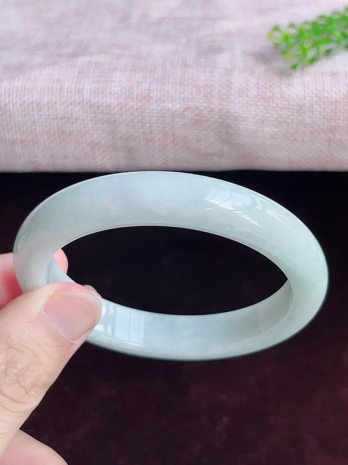 正圈59圈口   A货翡翠精美水润翡翠手镯  水头足，水润细腻，色泽清新自然，优雅灵动，清爽秀气，上手高贵漂亮，E726.28（自然光欣赏 阳台自然光实拍）尺寸59-12-8.5mm