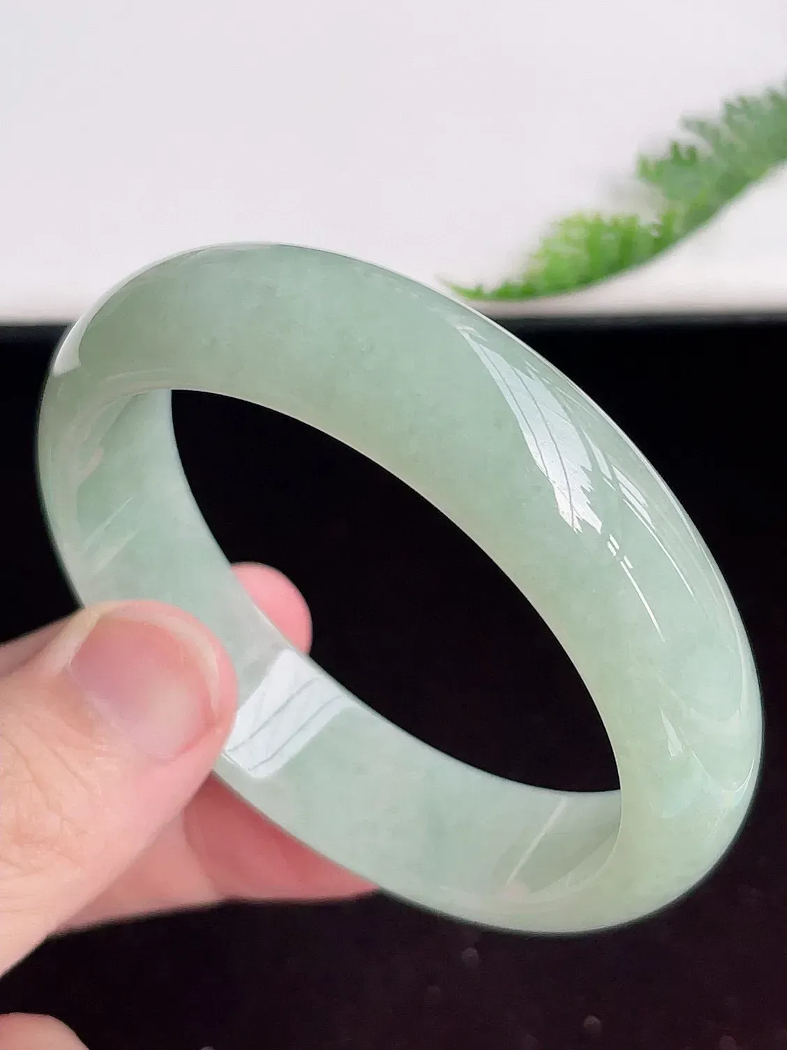 【限时特惠】自然光实拍，59mm 冰润翡翠手镯，玉质冰润细腻，种水足，料子老，质感好，冰清玉洁，佩戴效果迷人，W207.27  尺寸：59-16-7.6mm
