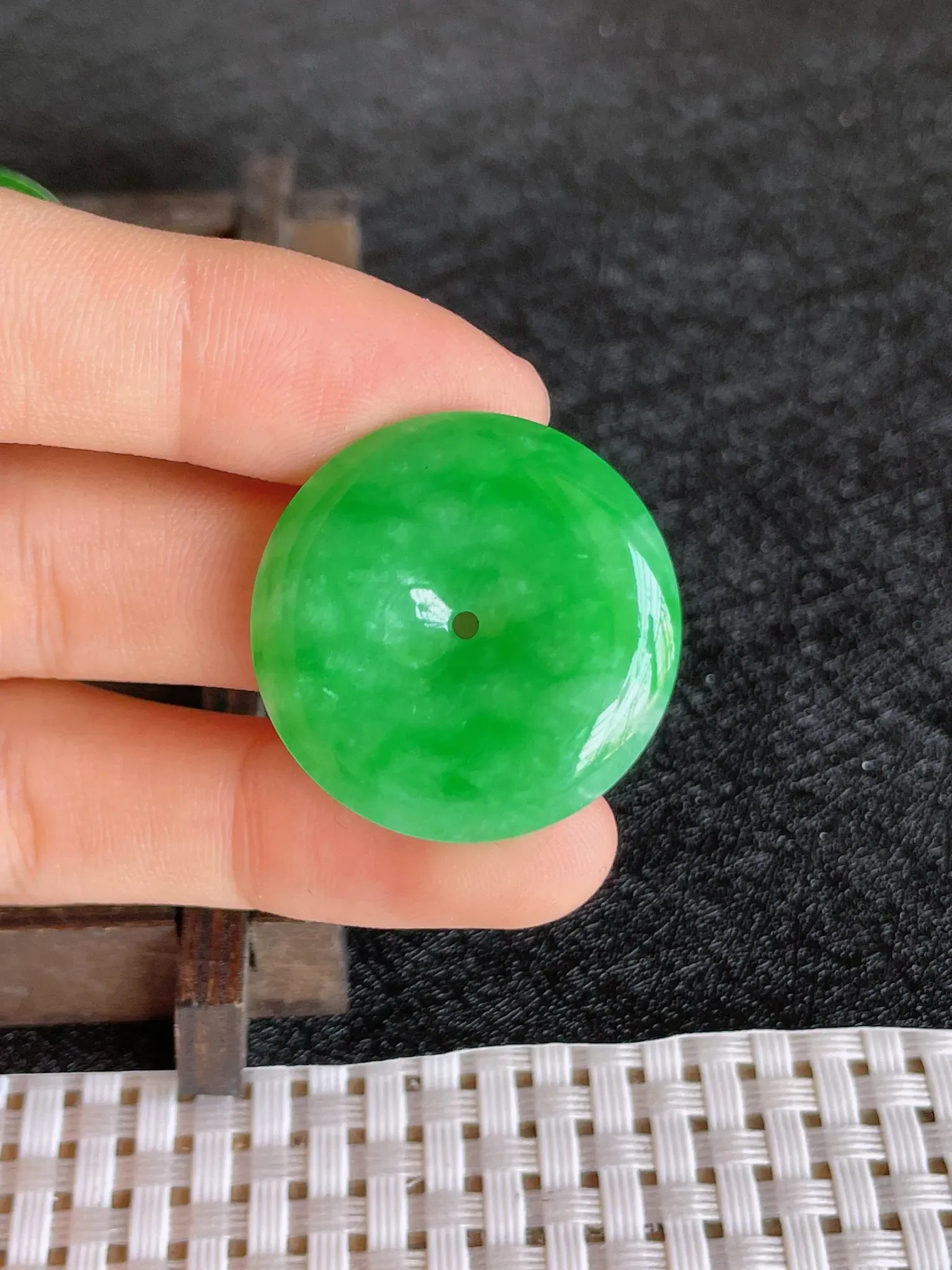 天然翡翠老坑全胶感冰糯种满绿平安扣吊坠，尺寸:26.5-5.3mm，种水足 雕工精细，重量:8.00g