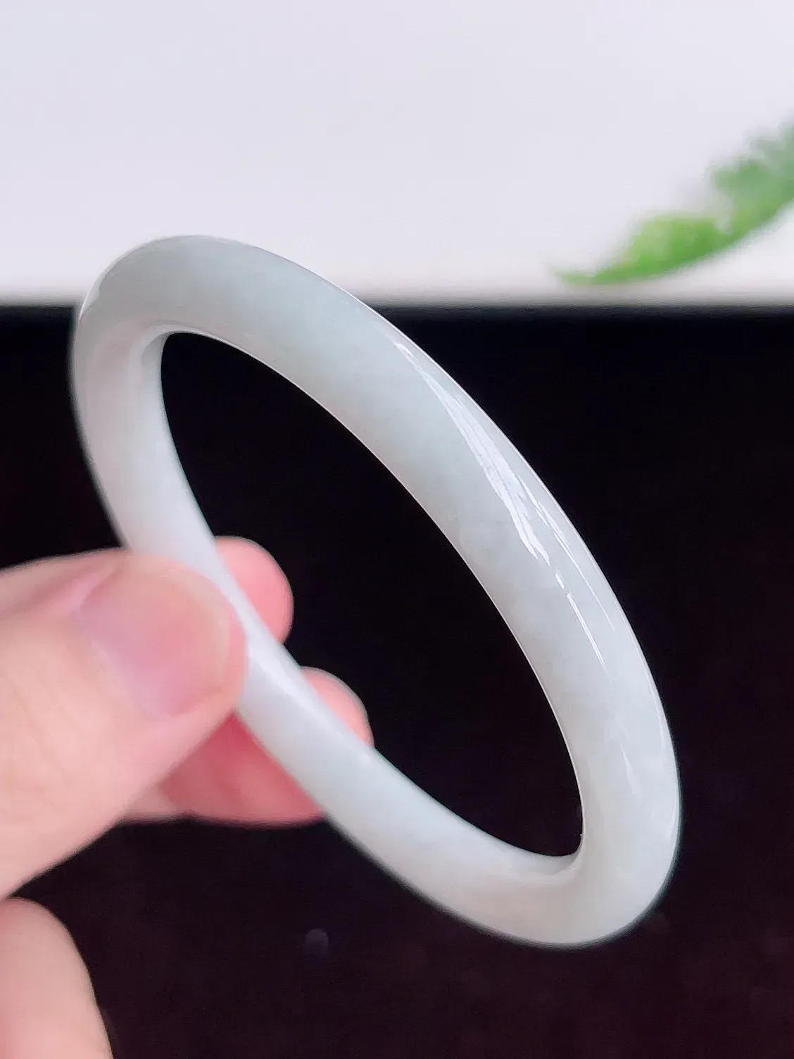 缅甸翡翠圆条手镯55mm  冰润圆条翡翠手镯，玉质细腻水润，色泽清秀亮丽，飘花灵动  上手高贵典雅，W73.27  尺寸：55-7.3mm