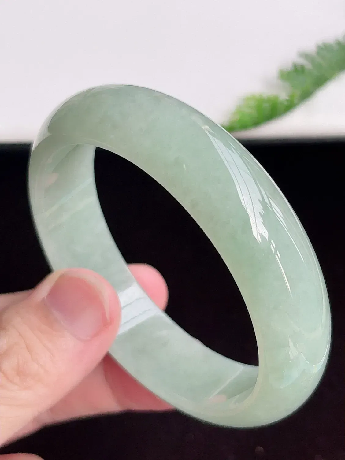 【限时特惠】自然光实拍，59mm 冰润翡翠手镯，玉质冰润细腻，种水足，料子老，质感好，冰清玉洁，佩戴效果迷人，W207.27  尺寸：59-16-7.6mm