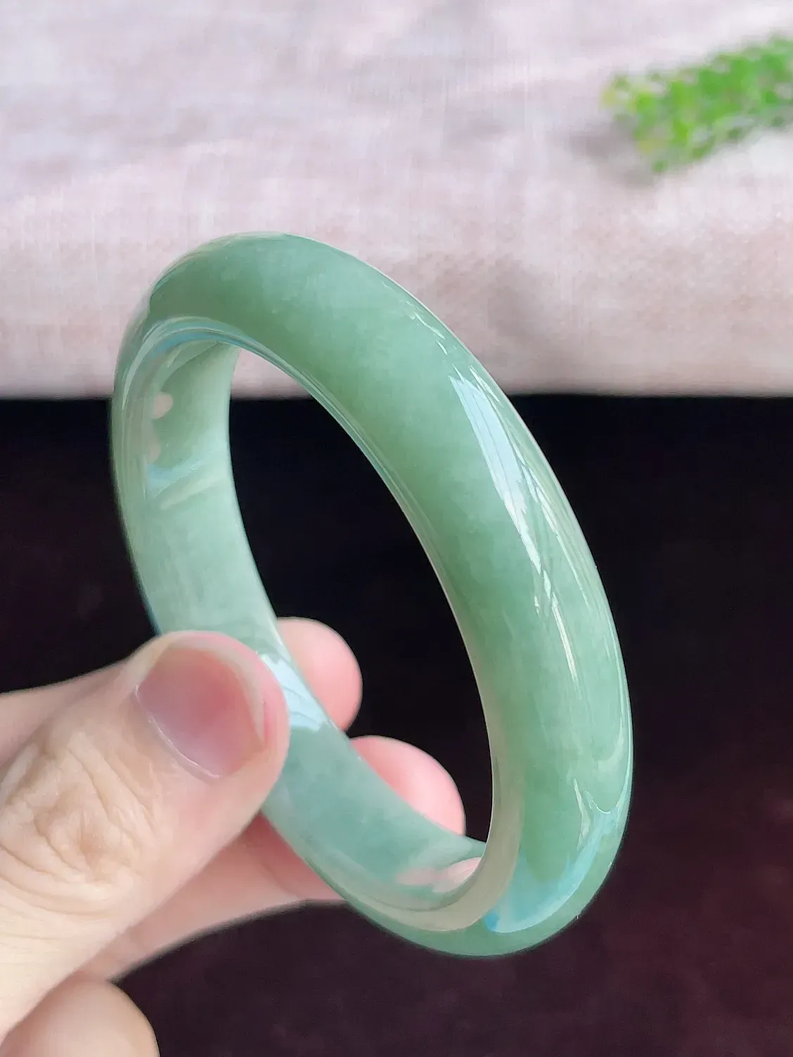 正圈56圈口   A货翡翠精美水润浅绿翡翠手镯  水头足，水润细腻，色泽清新自然，优雅灵动，清爽秀气，上手高贵漂亮，E726.28（自然光欣赏 阳台自然光实拍）尺寸56-12.6-8.5mm