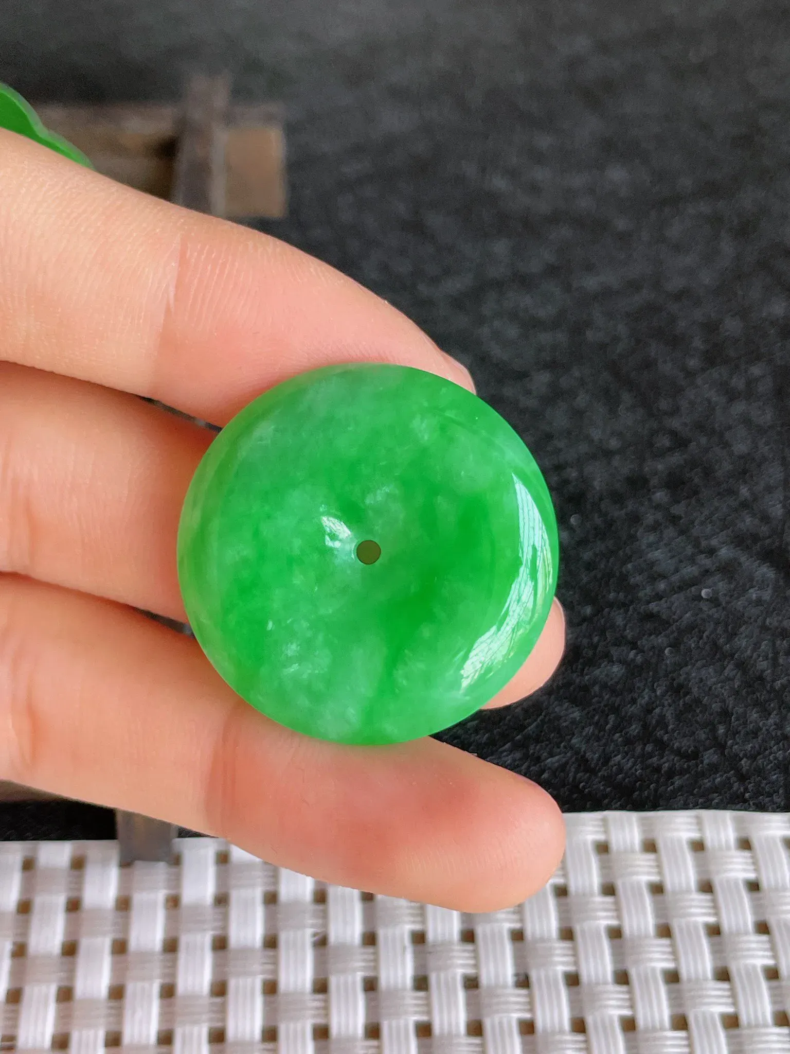 天然翡翠老坑全胶感冰糯种满绿平安扣吊坠，尺寸:26.5-5.3mm，种水足 雕工精细，重量:8.00g