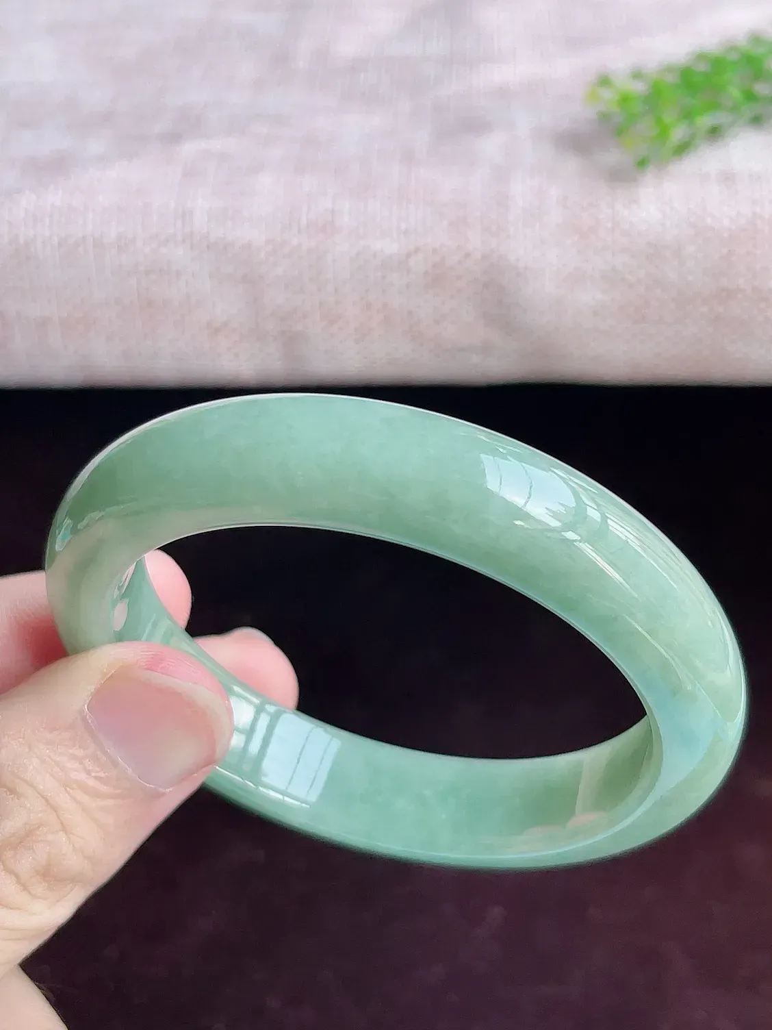 正圈56圈口   A货翡翠精美水润浅绿翡翠手镯  水头足，水润细腻，色泽清新自然，优雅灵动，清爽秀气，上手高贵漂亮，E726.28（自然光欣赏 阳台自然光实拍）尺寸56-12.6-8.5mm