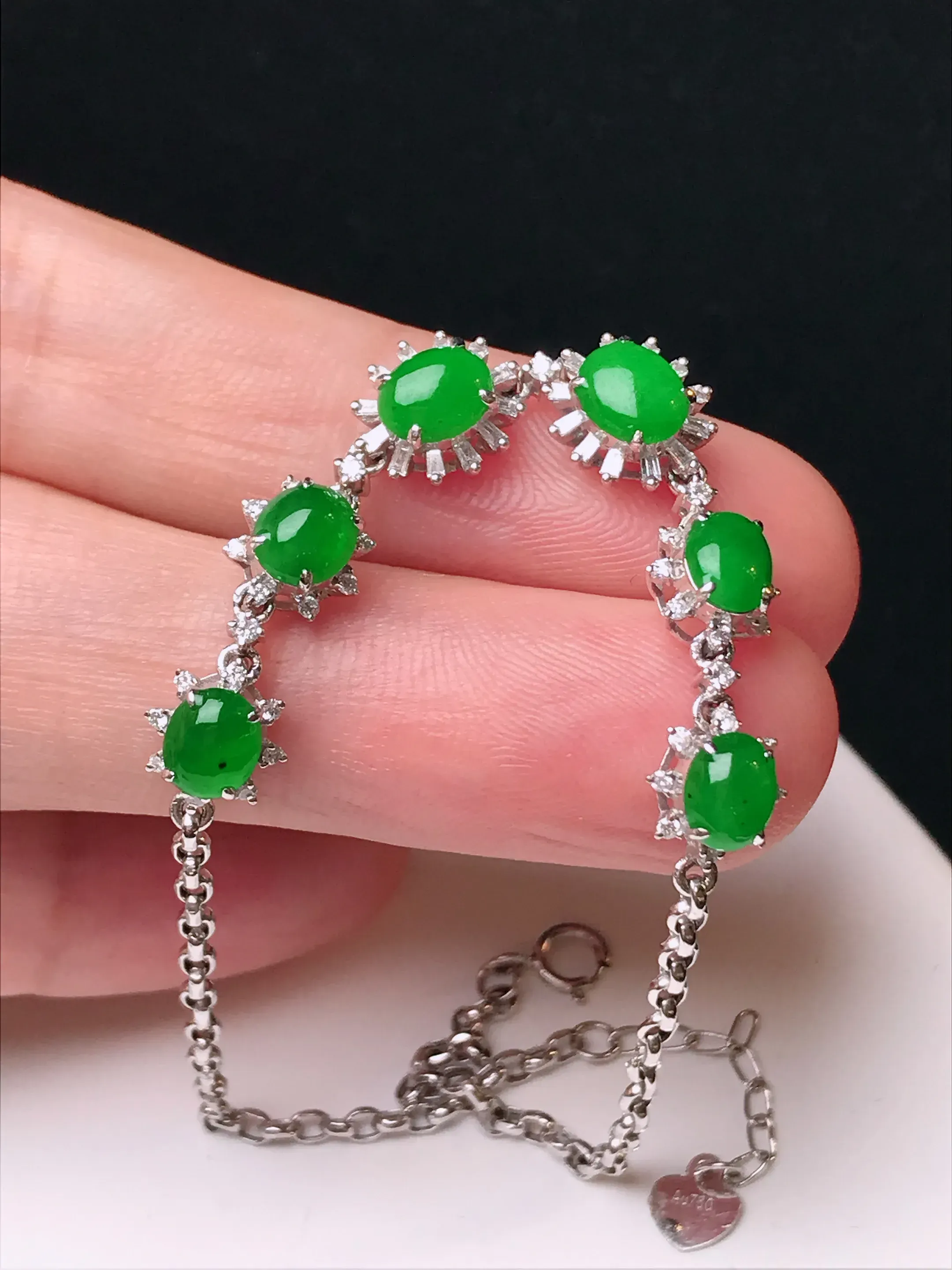 严选推荐手链，老坑冰种满色阳绿蛋面手链，18k金镶嵌而成，品相佳，佩戴效果出众，尽显气质。种水很好，盈润通透，起强玻璃光泽。色泽纯正，相当漂亮。高性价比，值得入手品鉴。裸石尺寸约5.8-4.5毫米