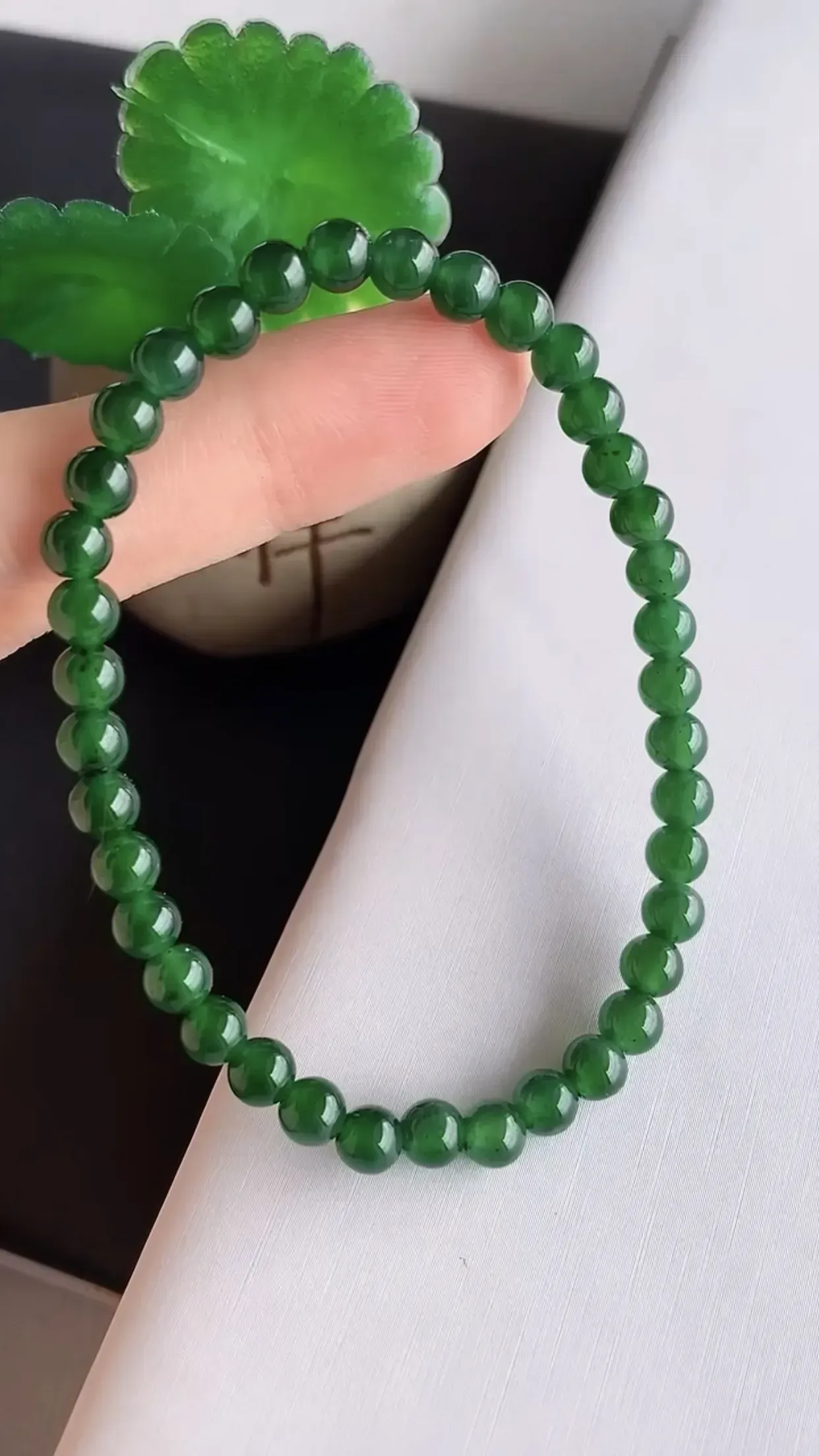 天然翡翠A货 老坑料起胶冰种满绿圆珠手串 玉质细腻 色泽鲜艳 种水好 佩戴效果佳 尺寸5×38颗mm  y7.64