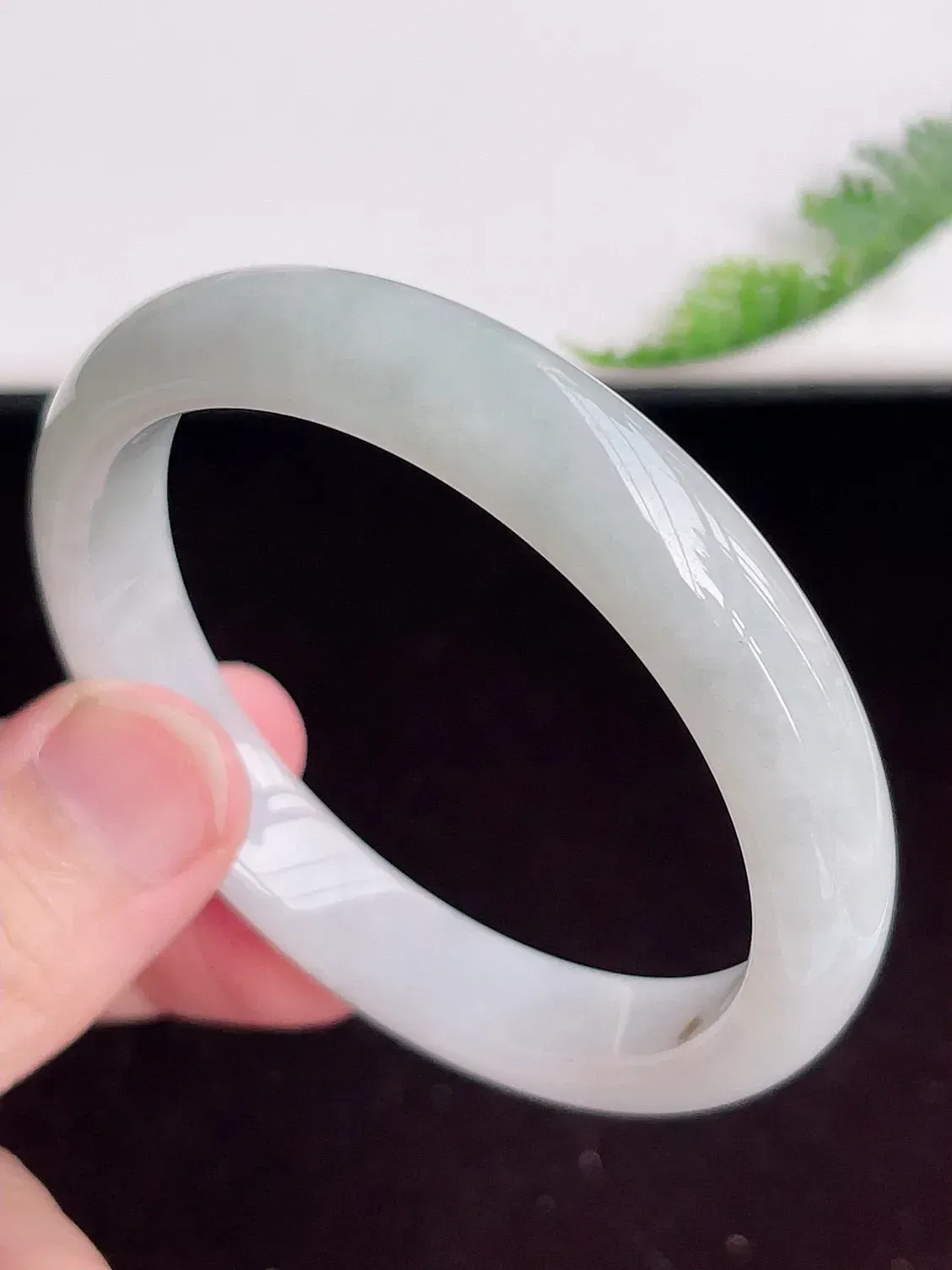 自然光实拍，57mm 冰润翡翠手镯，玉质冰润细腻，种水足，料子老，质感好，冰清玉洁，佩戴效果迷人，W207.27  尺寸：57-11.3-7.2mm
