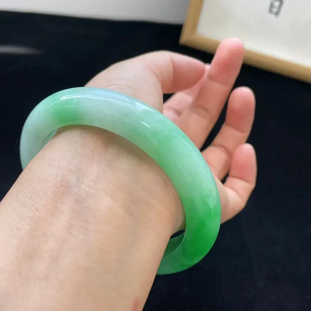 阳绿大圈手镯 种好色阳 细腻 不可多得的品质大圈