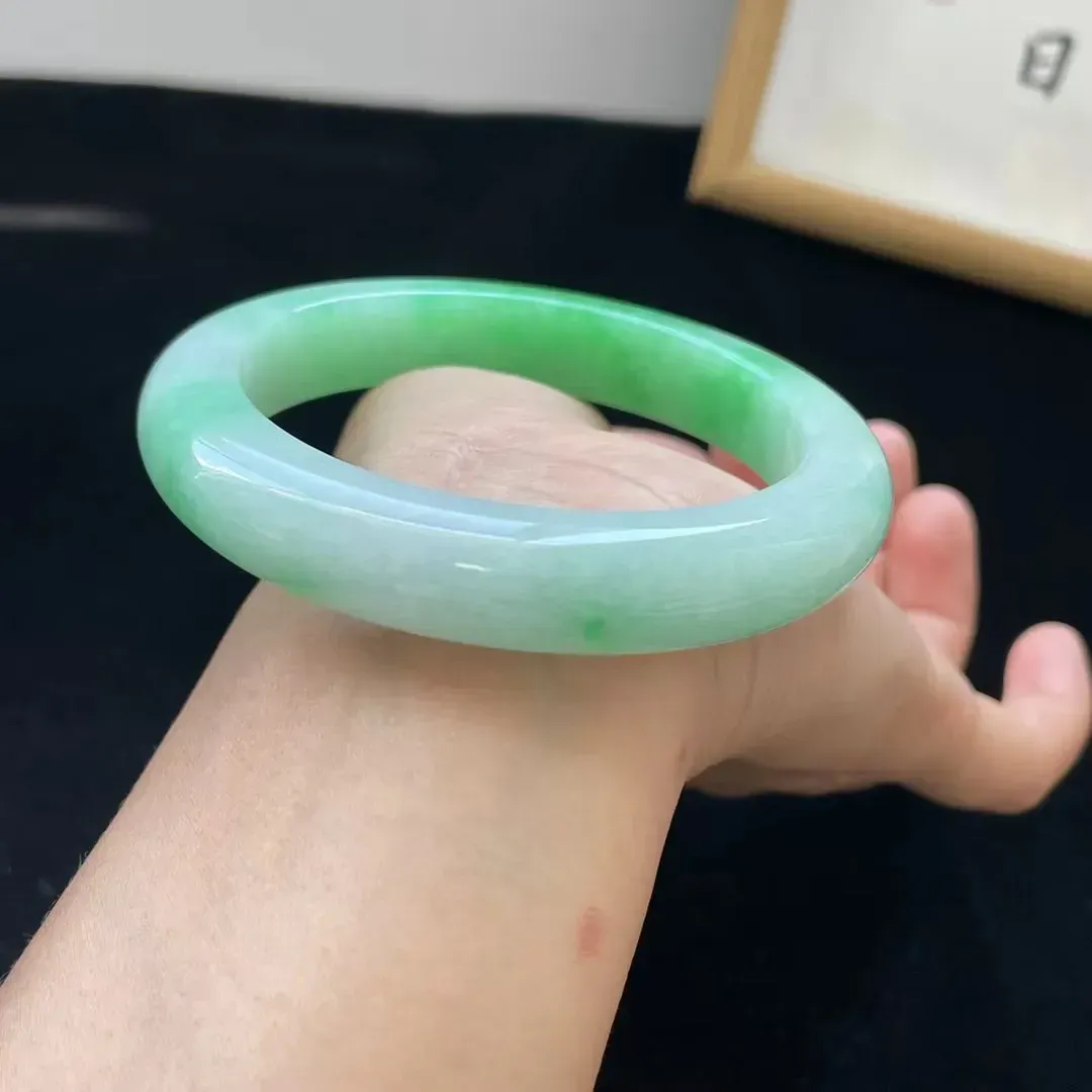 阳绿大圈手镯 种好色阳 细腻 不可多得的品质大圈