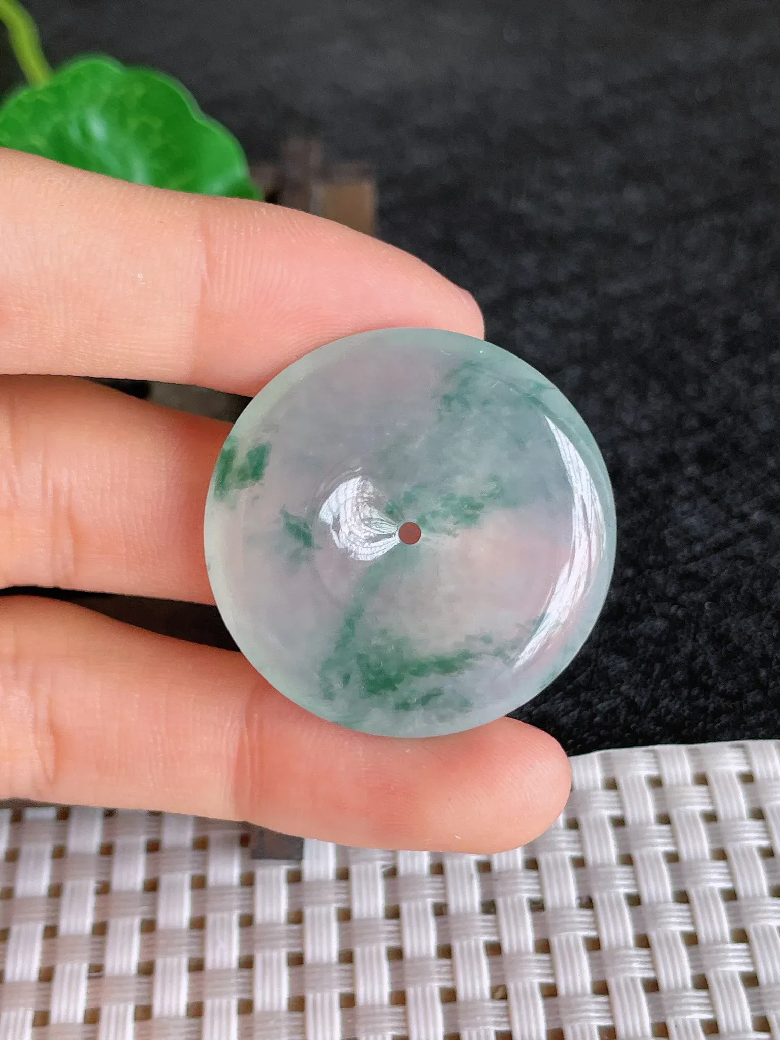 天然翡翠老坑全胶感冰种飘花平安扣吊坠，尺寸:30.5-5.6mm，种水足 雕工精细，重量:11.31g