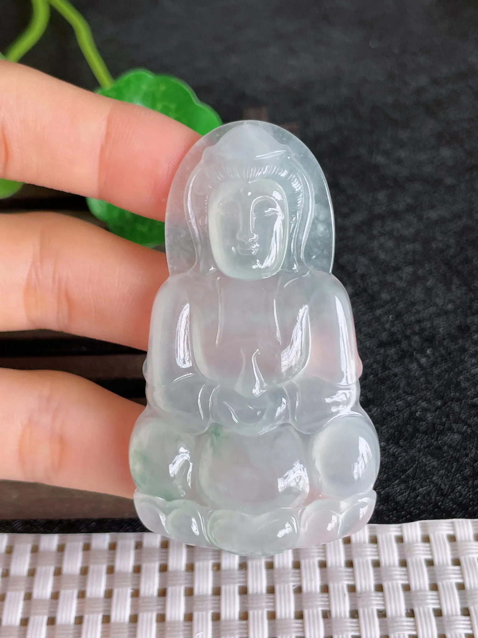 天然翡翠老坑全胶感冰种飘花正装观音吊坠，尺寸:58.7-34-5mm，种水足 雕工精细，重量:18.00g