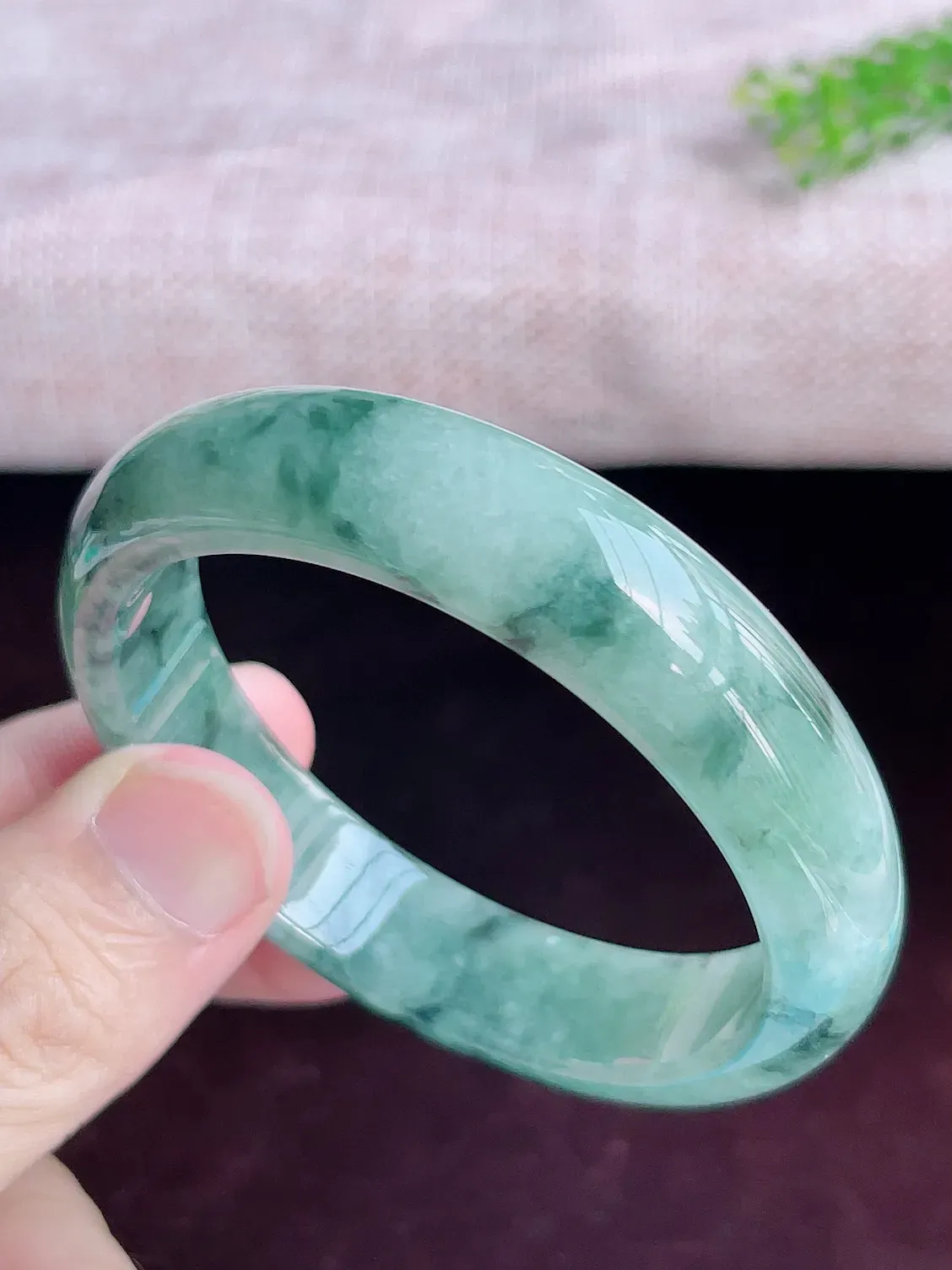 正圈56圈口   A货翡翠精美水润飘花翡翠手镯  飘花灵动飘逸  水头足，水润细腻，色泽清新自然，优雅灵动，清爽秀气，上手高贵漂亮，E726.28（自然光欣赏 阳台自然光实拍）尺寸56-13.5-7.8mm