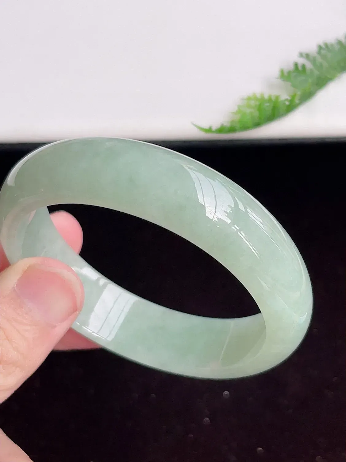 【限时特惠】自然光实拍，59mm 冰润翡翠手镯，玉质冰润细腻，种水足，料子老，质感好，冰清玉洁，佩戴效果迷人，W207.27  尺寸：59-16-7.6mm