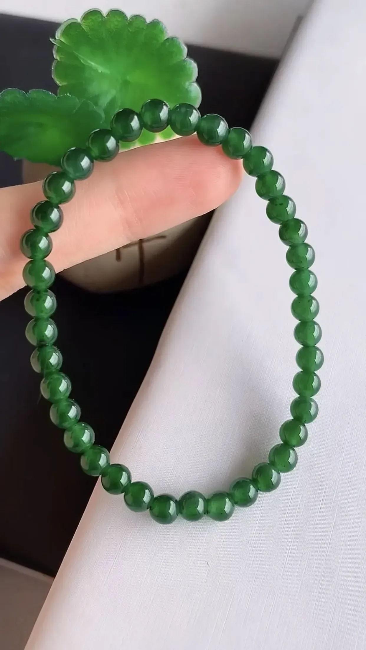 天然翡翠A货 老坑料起胶冰种满绿圆珠手串 玉质细腻 色泽鲜艳 种水好 佩戴效果佳 尺寸5×38颗mm  y7.64