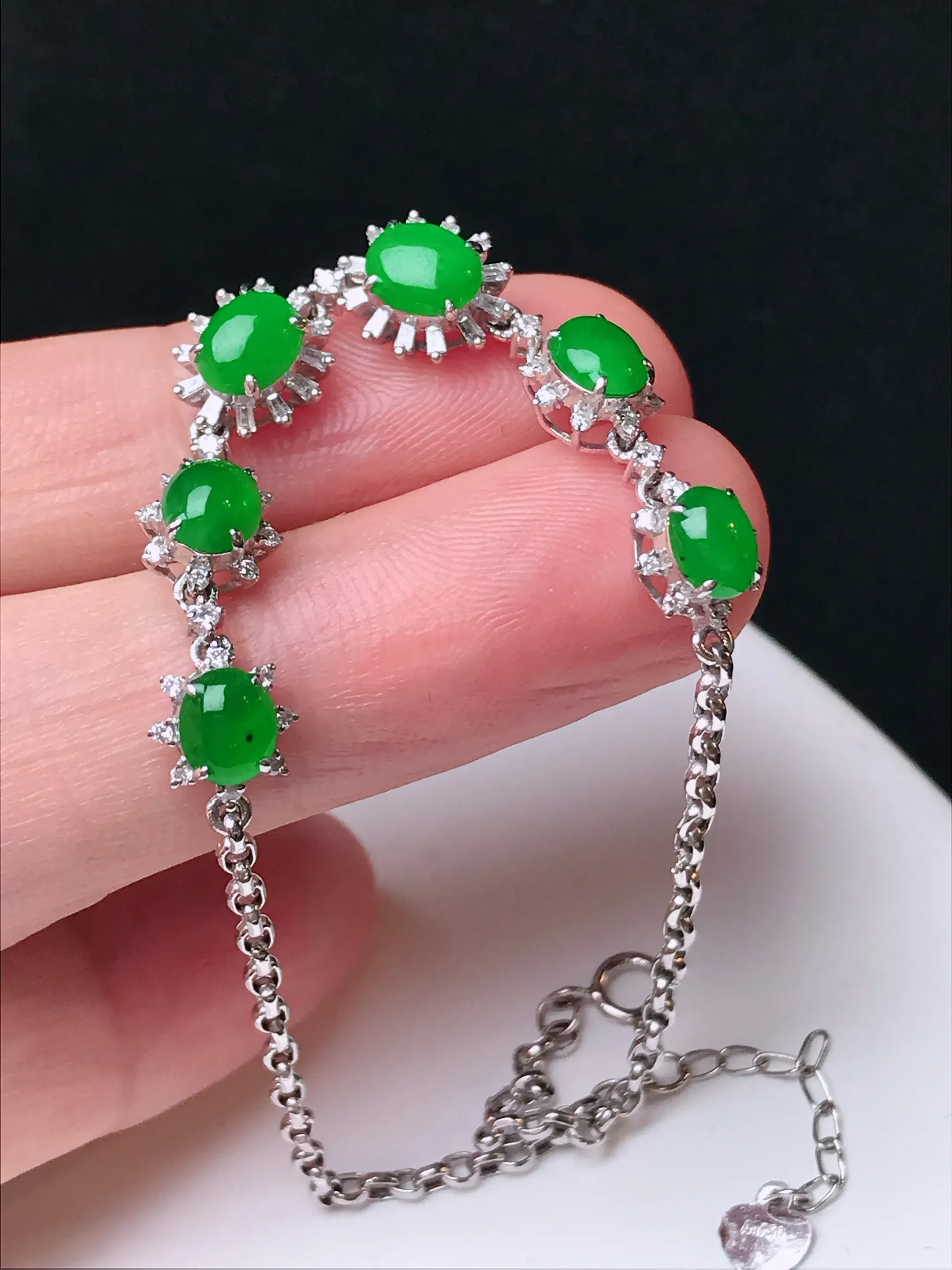 严选推荐手链，老坑冰种满色阳绿蛋面手链，18k金镶嵌而成，品相佳，佩戴效果出众，尽显气质。种水很好，盈润通透，起强玻璃光泽。色泽纯正，相当漂亮。高性价比，值得入手品鉴。裸石尺寸约5.8-4.5毫米