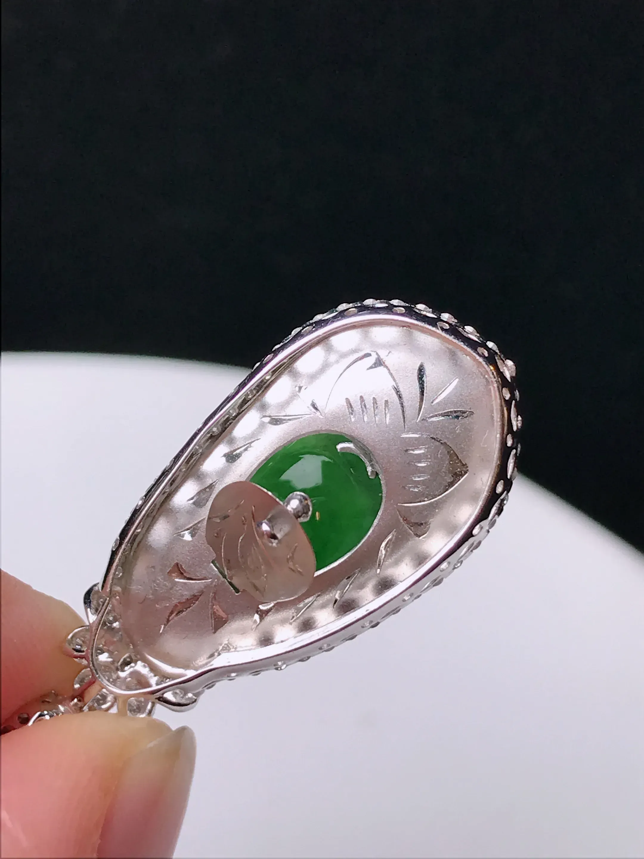 严选推荐福豆，老坑冰种满色四季豆挂件，18k金钻镶嵌，品相佳，佩戴效果佳。老坑种质，肉质水润细腻，晶体结构致密，起强玻璃光泽，莹光四射，美感十足。高性价比，高收藏价值，值得入手。裸石尺寸约23.4-13.7毫米