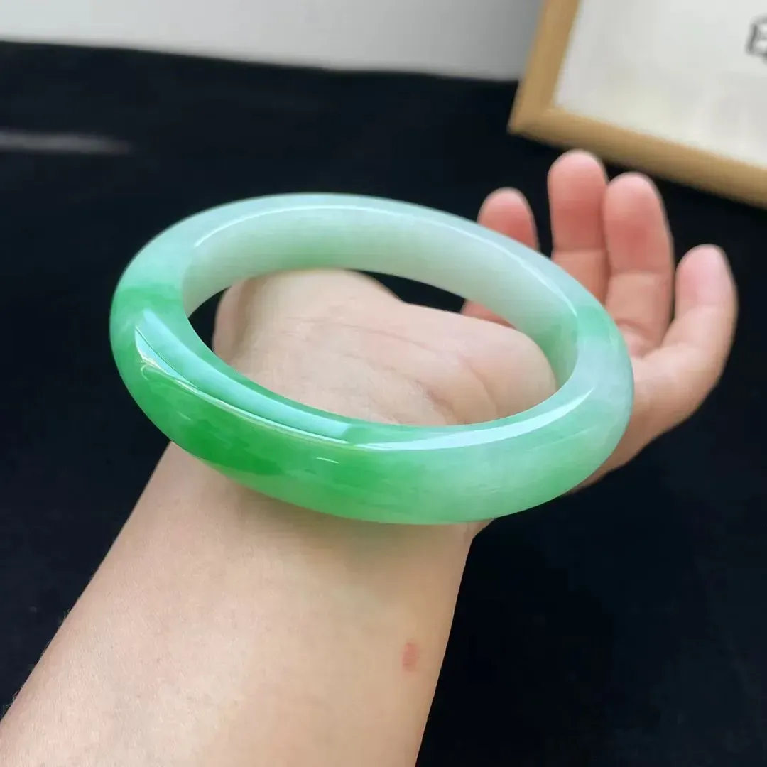 阳绿大圈手镯 种好色阳 细腻 不可多得的品质大圈