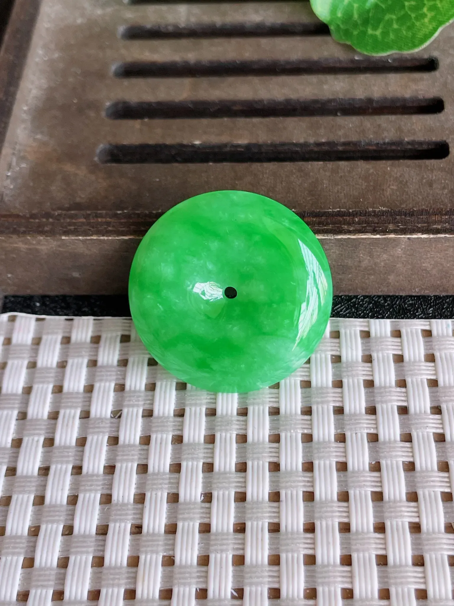天然翡翠老坑全胶感冰糯种满绿平安扣吊坠，尺寸:26.5-5.3mm，种水足 雕工精细，重量:8.00