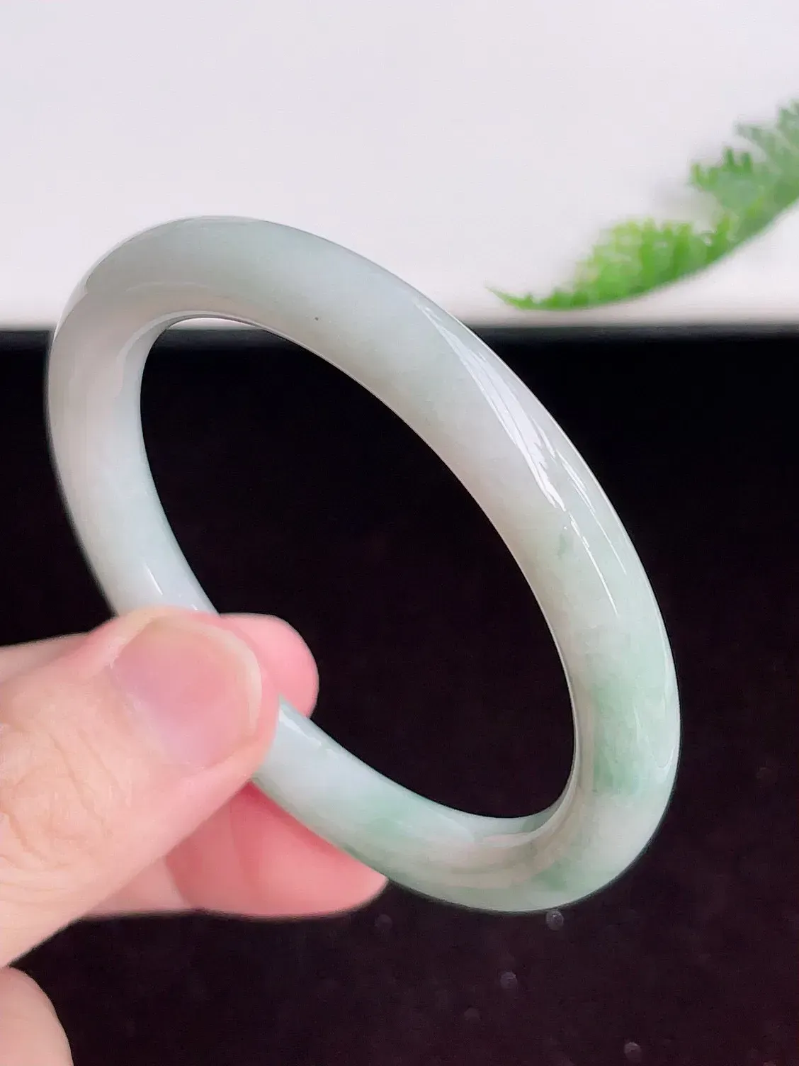 缅甸翡翠圆条手镯54mm  冰润飘花圆条翡翠手镯，玉质细腻水润，色泽清秀亮丽，飘花灵动  上手高贵典雅，W70.27     尺寸：54-8.2mm
